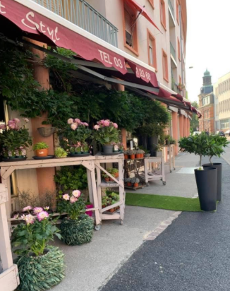 DROIT AU BAIL À CÉDER - COMMERCE EN ANGLE - CENTRE VILLE / GARE
85 m² (70 m² de vente) – Plain-pied
Actuellement occupé par un Fleuriste. 
•	4 Grandes Vitrines (Visibilité maximale)
•	Local Climatisé & accessible PMR & plafond REI (coupe-feu) & équipé d'une chambre froide (à remettre en fonction)
•	Stationnement minute au pied du commerce et grand parking payant à proximité
•	Cave saine
Bailleur social, loyer actuel 608€ (+100€ charges) fera l'objet d'une révision par le bailleur lors de la cession et la validation finale du dossier sera soumise à son agrément.
Idéal : Showroom, Agence, Atelier, Prêt-à-porter, Fleuriste, 
Décorateur mobilier, Profession libérale, Epicerie fine... 
(Sauf restauration et nuisances sonores interdit par le bailleur)
________________________________________
Disponibilité immédiate. Pour visiter merci de me contacter au 06 12 90 49 05 en journée avant 17h.