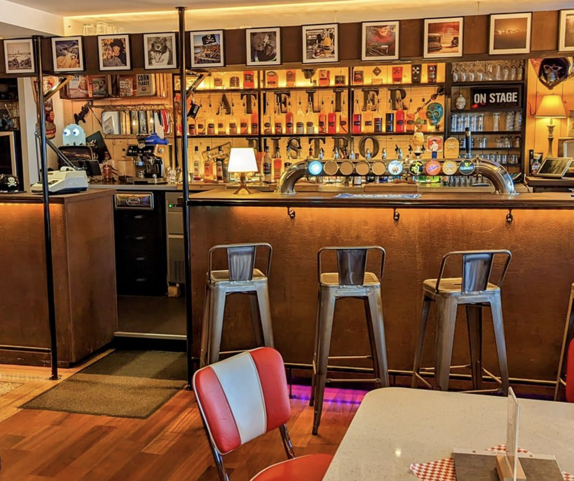 Etre à son compte est une très belle aventure, que l'on peut vivre de différentes manières.

Celle que nous vous proposons aujourd'hui est de devenir le capitaine d'un vaisseau amiral amarré sur la presqu'ile de Crozon.

Cette affaire est une véritable opportunité pour trouver un juste milieu entre, avoir le temps de s'occuper de soi ou de son équipage familial avec 2 jours de repos hebdomadaire et 8 semaines de congés réparties sur l'année, et amener son navire aux objectifs financiers avec une très grande latitude de progression.

Vous serez sur le pont avec vos barils de rhum pour réaliser de très beaux cocktails et proposer de bons rhums arrangés maison. 

Et si partager également l'une des 10 bières pression dans une ambiance festive est un moment qui vous fera faire de belles rencontres, vous aurez également la possibilité de les restaurer avec une cuisine efficace comme une lame d'épée bien aiguisée et s'adressant aux matelots de tous âges : le burger. 

Véritable institution dans sa spécialité, vous saurez profité d'un horizon éclairé par une très belle visibilité dans les guides touristiques / réseaux sociaux et bénéficierez d'un accompagnement par le tenancier actuel qui partagera sa carte aux trésors.

Voilà, vous l'aurez compris, nous vous proposons de lever l'ancre dans une aventure exceptionnelle et à taille humaine, où la seule limite de votre exploration sera votre imagination et la préservation de votre qualité de vie, sans écueil. 

Tendez l'oreille, vous allez adorer naviguer aux chants des goélands bretons.