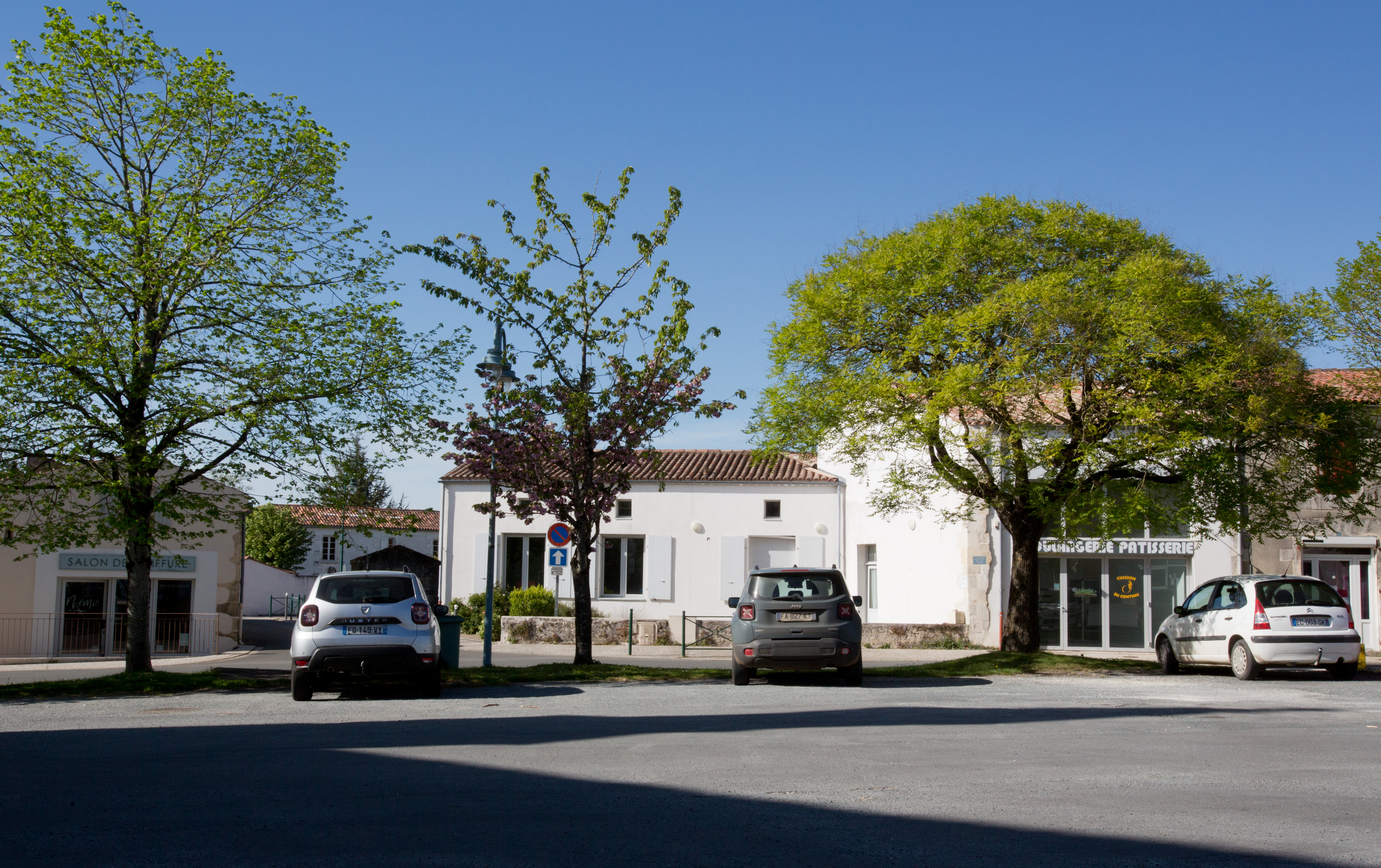 À reprendre 
Boulangerie communale – Fort potentiel – Charente-Maritime (17)
La commune des Nouillers (Charente-Maritime) recherche activement un(e) artisan boulanger pour la reprise de sa boulangerie communale, idéalement située au cœur du village.

Le projet
Dans une commune dynamique et attachée à ses commerces de proximité, la municipalité souhaite accompagner la réouverture de sa boulangerie, véritable lieu de vie local.
👉 Objectif : redonner un service essentiel aux habitants et assurer la pérennité d’une activité artisanale.
Le local
•	Local commercial avec espace de vente et fournil 
•	Situation centrale (proximité mairie, école, vie locale)
•	Stationnement facile
•	État : Prêt à l’emploi
•	Matériel : Tout équipé
Potentiel d’activité
•	Clientèle locale fidèle + communes environnantes
•	Demande existante non satisfaite actuellement
•	Possibilité de développement : snacking, pâtisserie, dépôt de produits locaux, tournées 

Conditions proposées
La commune est ouverte à plusieurs montages pour faciliter l’installation :
•	  Location simple ou location-gérance
•	  Possibilité de cession du fonds de commerce
•	  Loyer modéré (conditions attractives)
•	  Accompagnement à l’installation
•	  Étude de solutions personnalisées selon le projet
Profil recherché
•	  Artisan boulanger (débutant ou expérimenté)
•	  Projet sérieux avec volonté de s’inscrire dans la vie locale
•	  Sens du contact et esprit entrepreneurial

Pourquoi rejoindre Les Nouillers ?
•	Cadre de vie agréable en Charente-Maritime
•	Commune mobilisée et impliquée
•	Projet soutenu par les élus et les habitants
•	Opportunité idéale pour une première installation ou un nouveau projet de vie

Contact
Pour plus d’informations (et de photos) ou organiser une visite :
Mairie des Nouillers, 25 grande rue, 17380 LES NOUILLERS 
Mail :  mairie@lesnouillers.fr – Tél. 05 46 90 25 09