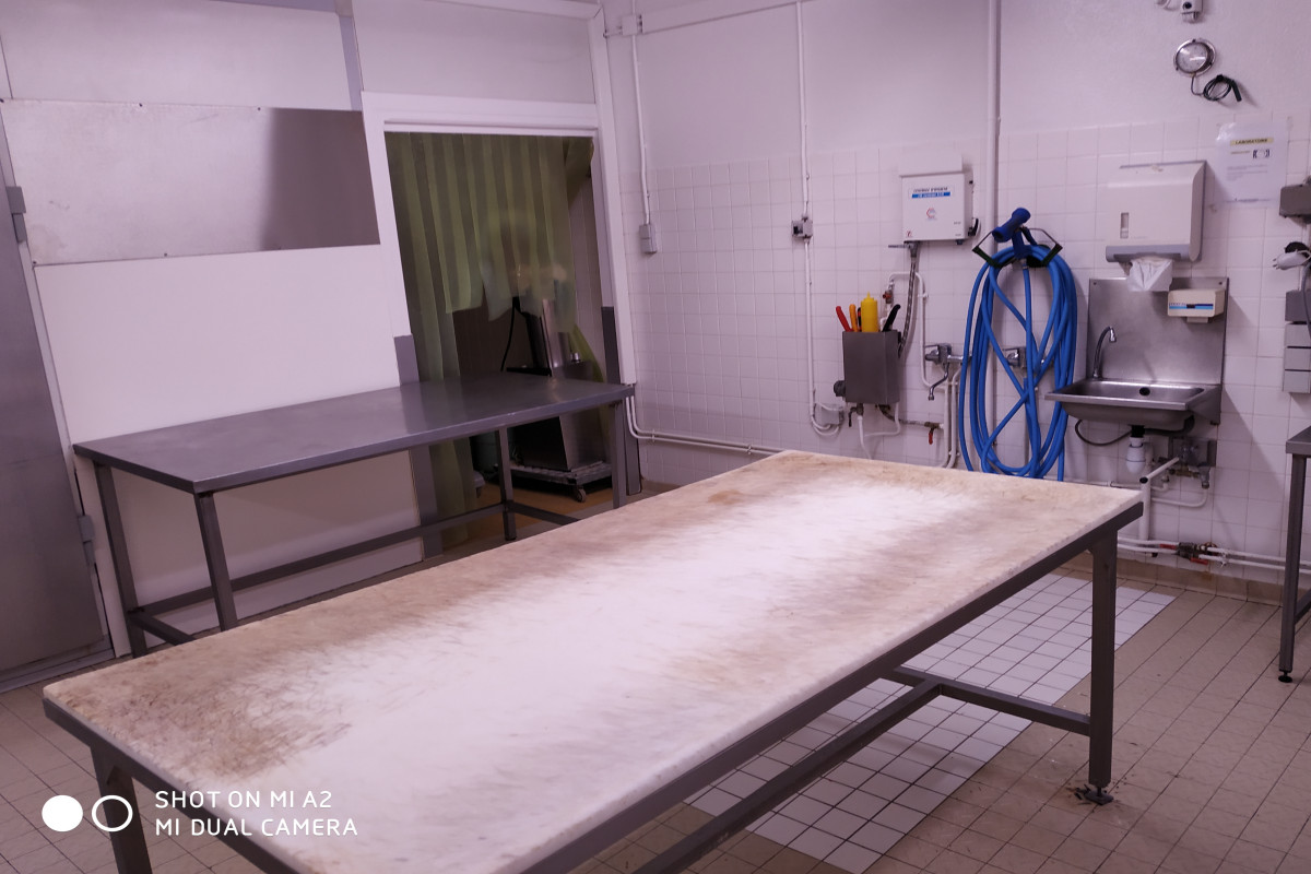 « A vendre, URGENT, Sainte Fortunade, cause retraite et santé, entreprise de découpe gros et demi gros, avec fabrication et commercialisation de charcuteries et viande ? 3 salariés ? magasin de 28 m², avec atelier de 93 m², comprenant atelier de découpe et de fabrication avec 3 chambres froides,  bureau, et vestiaire, sur terrain avec parking - matériel complet et en bon état dont 2 véhicules (bétaillère de 10 000 km et camion frigo) - locaux aux normes en vigueur dont électricité, hygiène et accessibilité ? CA HT au 31/10/2020 de 572 932 ?  (en progression) avec 63 377 ? de résultat ? clientèle fidèle dont collectivités et professionnels (cantines scolaires, restauration ..), et particuliers  ? bail commercial envisageable - Prix du fonds de commerce de    < 180 000 ?  (à débattre), avec vente de l?immeuble si souhaitée à 80 000 ? - A défaut, ouvert à  recrutement rapide d?un responsable de site (qualifications et expérience professionnelle exigées) ».