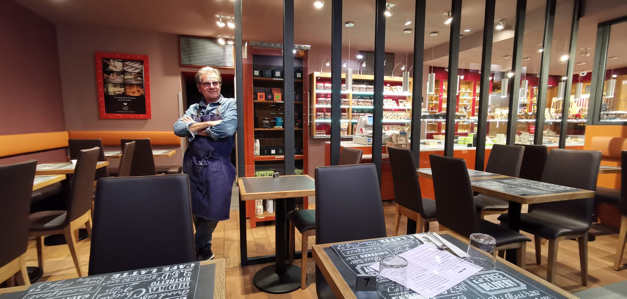 LIMOGES, vend pâtisserie chocolaterie traiteur restaurant des desserts. Cette entreprise située dans une zone résidentielle limitrophe d'un centre clinical et d'une zone industrielle, bénéficie d'un axe rentrant et facile d'accès. Composée d'une surface de vente de 70m² et d'une petite terrasse, l'ensemble des locaux et du matériel sont de qualité et entretenus avec soin.

Créée en 1974, cette entreprise a su prospérer et conquérir, par la qualité de ses produits et services, une clientèle de particuliers de Limoges et sa périphérie. Une équipe de jeunes professionnels, 10 salariés et 4 apprentis, témoigne du dynamisme et des capacités d'adaptation et de développement de cette entreprise. Ouvert du mardi au samedi
Repos dimanche et lundi 
6 semaines de congés annuels.

CA HT 2024 - 1  120 599 € 
tout magasin 
EBE 2024 - 204 707 €
Vente des murs possible