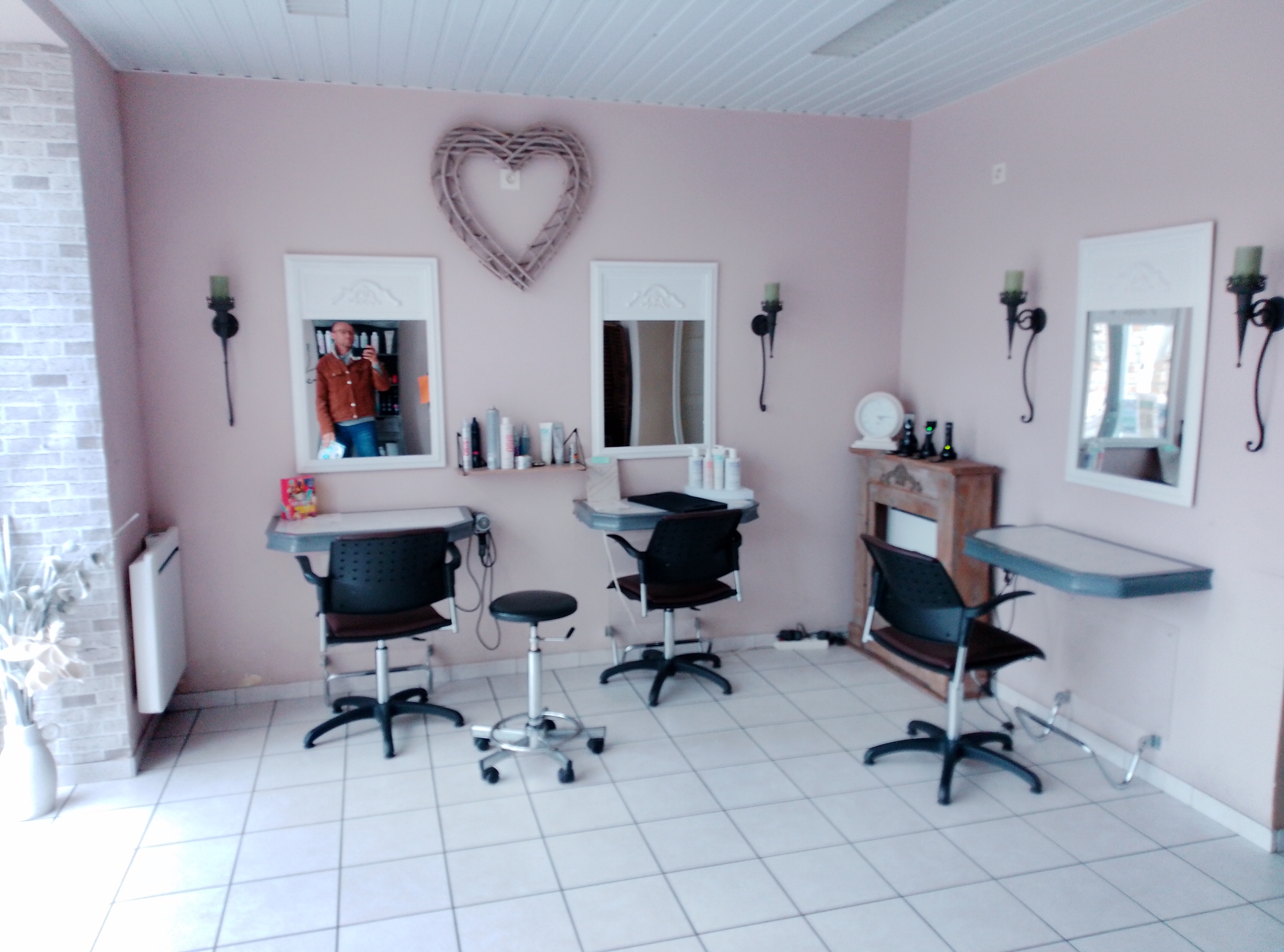 Salon de coiffure dans un joli bourg , à proximité d'une grande entreprise avec fort potentiel à développer.
Salon avec 1 employée autonome pour étendre votre activité ou première activité.
Clientèles fidèles avec CA stable.
3 postes de coiffage 
2 bacs à shampoing 
Une buanderie 
Une cour fermée 
Logement possible à l'étage