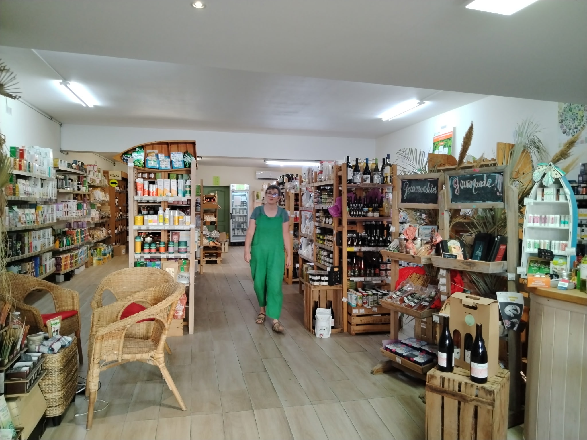 Idéalement situé en centre-ville de Frontignan, à proximité immédiate de la gare et des commodités, fonds de commerce spécialisé dans la vente de produits alimentaires qualitatifs, biologiques ou respectueux du vivant.

Local d’environ 200 m² au total, comprenant 100 m² de surface de vente et 100 m² de réserve, offrant une réelle possibilité d’extension de l’espace commercial selon le projet du repreneur.

Commerce existant depuis plus de 15 ans, bénéficiant d’une clientèle fidèle et régulière.
Activité reprise il y a 3 ans et demi et proposée aujourd’hui à la vente pour nouveau projet professionnel.

✔ Les points forts

Activité saine et en progression constante

Chiffre d’affaires moyen : 150 000 € HT

EBE retraité : 23 000 €

Loyer : 1 800 € CC / mois

Emplacement centre-ville proche gare

Commerce exploité actuellement par la dirigeante seule

Outil de travail immédiatement opérationnel, offrant un réel potentiel de développement : extension de la surface de vente, diversification de l’offre, élargissement des horaires ou projet en couple.

Commerce de proximité à taille humaine, reconnu localement et prêt à être transmis dans de bonnes conditions.
Accompagnement possible lors de la reprise.

Possibilité d’acquisition des murs en sus.