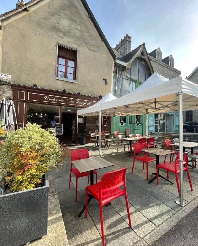 Crêperie pure située dans une petite cité de caractère entre Rennes et le Mont St Michel. clientèle familiale 
Chiffre d'affaire 200000€ HT,
Fermée le dimanche et le Lundi et le mardi soir en hiver.
6 semaines et demi de congés par an 
belle terrasse aux beaux jours.
Vente cause retraite.