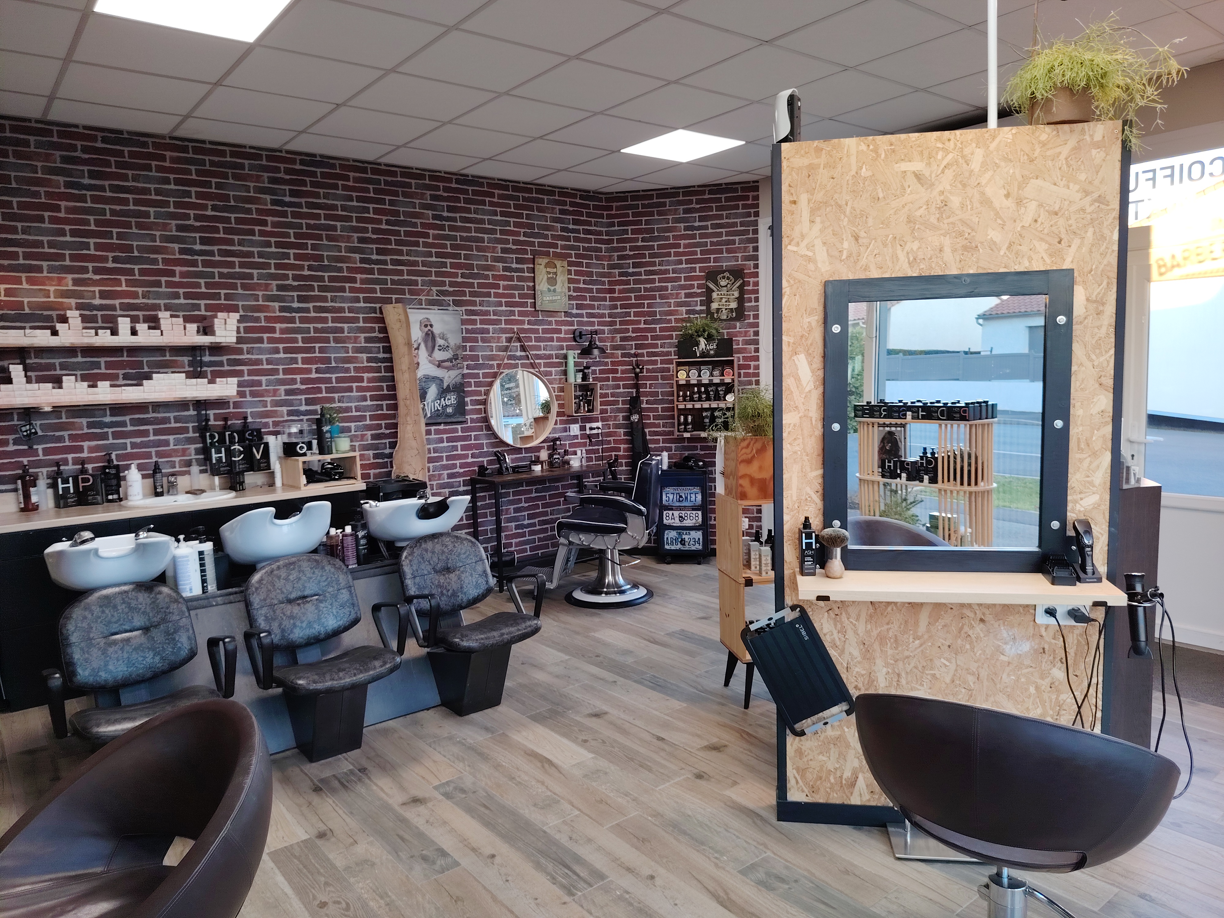 Vend fond de commerce salon de coiffure 43 m2 ,refait à neuf en 2021 .

-4 postes de coiffage dont 1 barbier.
-3 bacs à shampooing .
-espace attente.
-salon climatisé.
-parking réservé à la clientèle .

Pour plus de renseignements n'hésitez pas à me contacter .