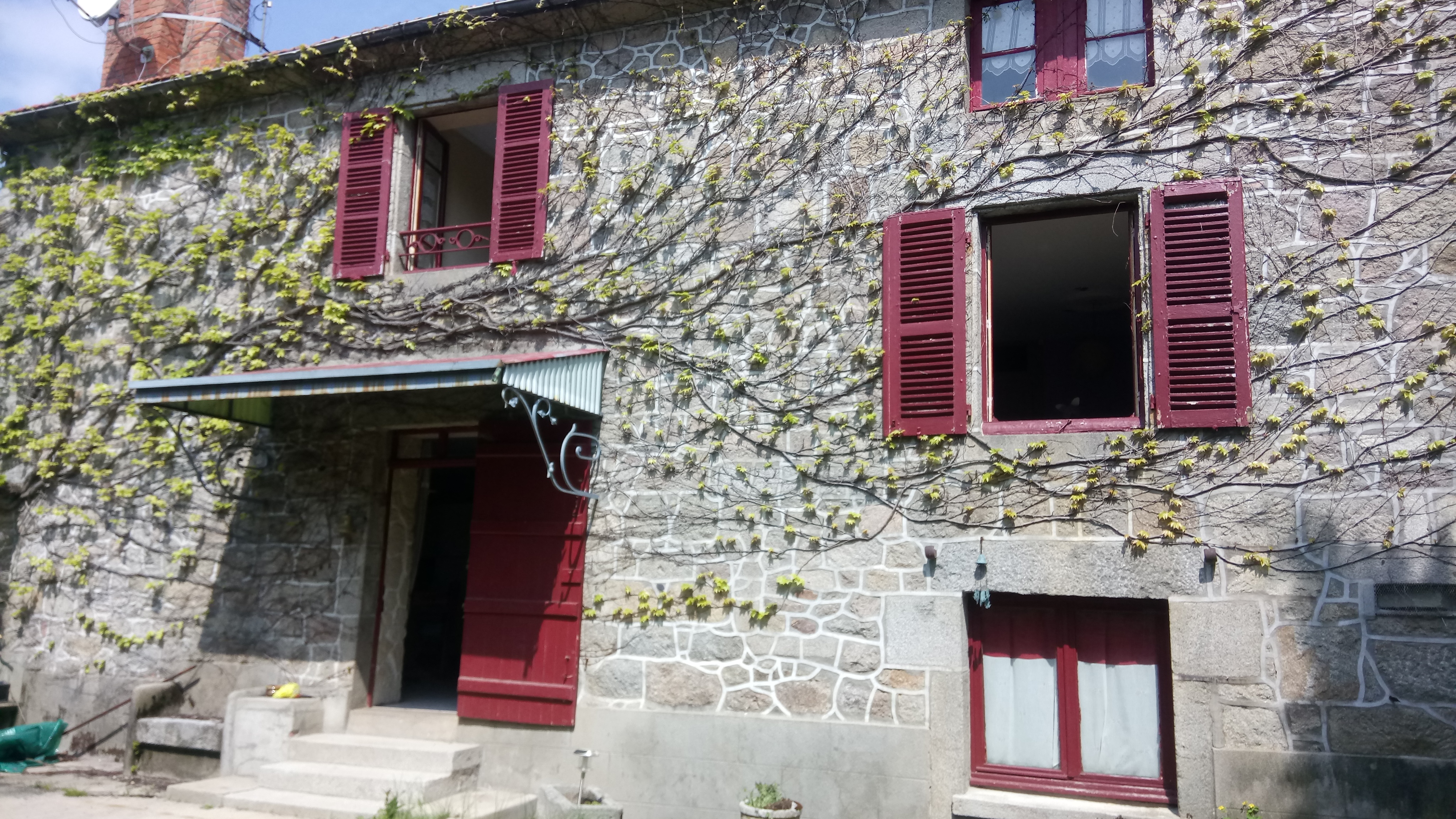 Fond boulangerie pâtisserie alimentation 
Magasin fournil et camion réfrigéré de tournée 
Fond comprenant le matériel et le camion  réfrigéré 
Vente des murs
30000 € pour la partie pro (toiture neuve)
90000 € pour la partie personnelle
( toiture neuve)
comprenant maison a rénover, appartement à rénover, cour et Champ attenant