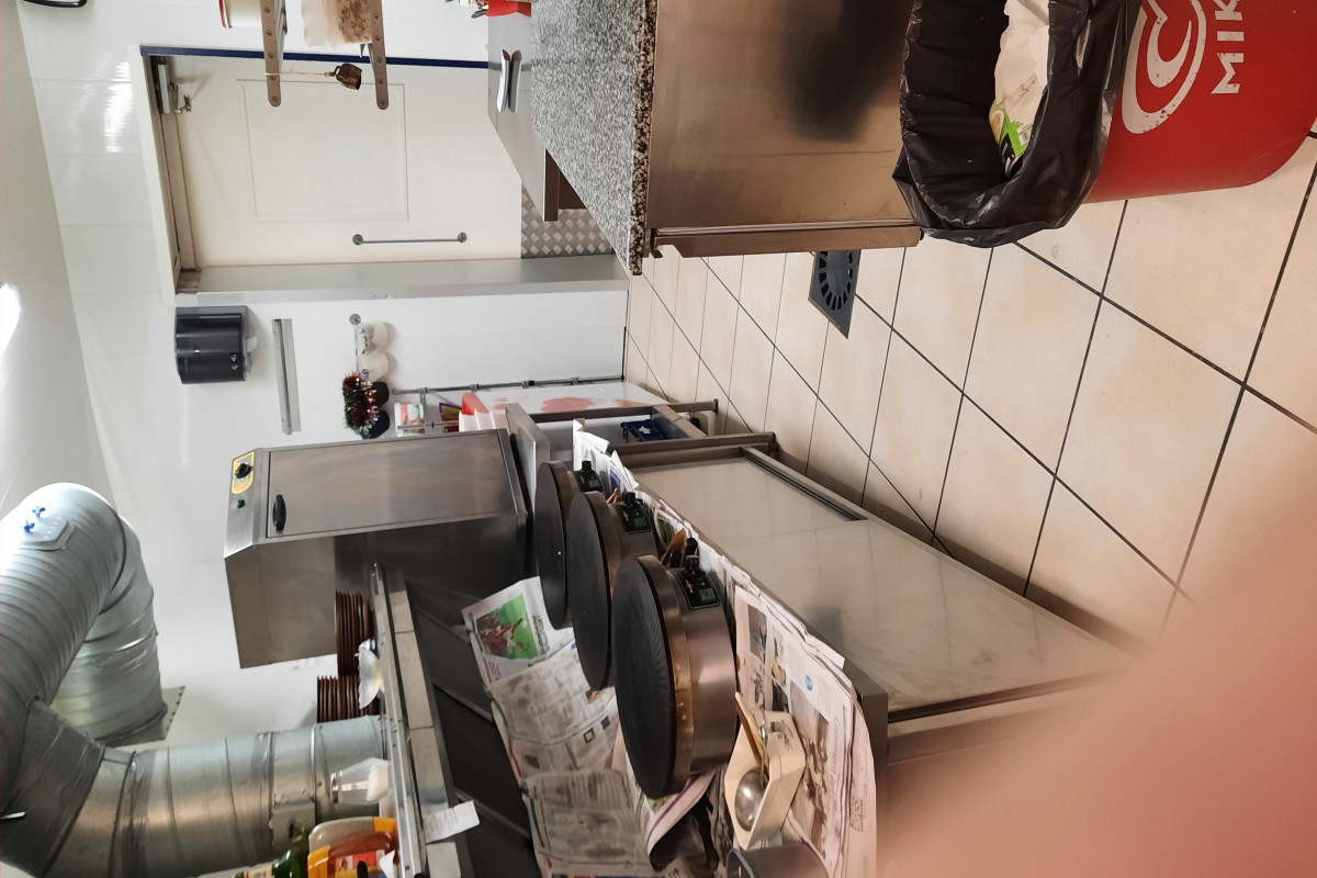 Fond de commerce crêperie,petite restauration salle 45 couverts cuisine equipee et en bon état, logement de fonction avec 2 chambres ,loyer de 1380? ,ça 2019 :160000?,ville dynamique de 10000 habitants