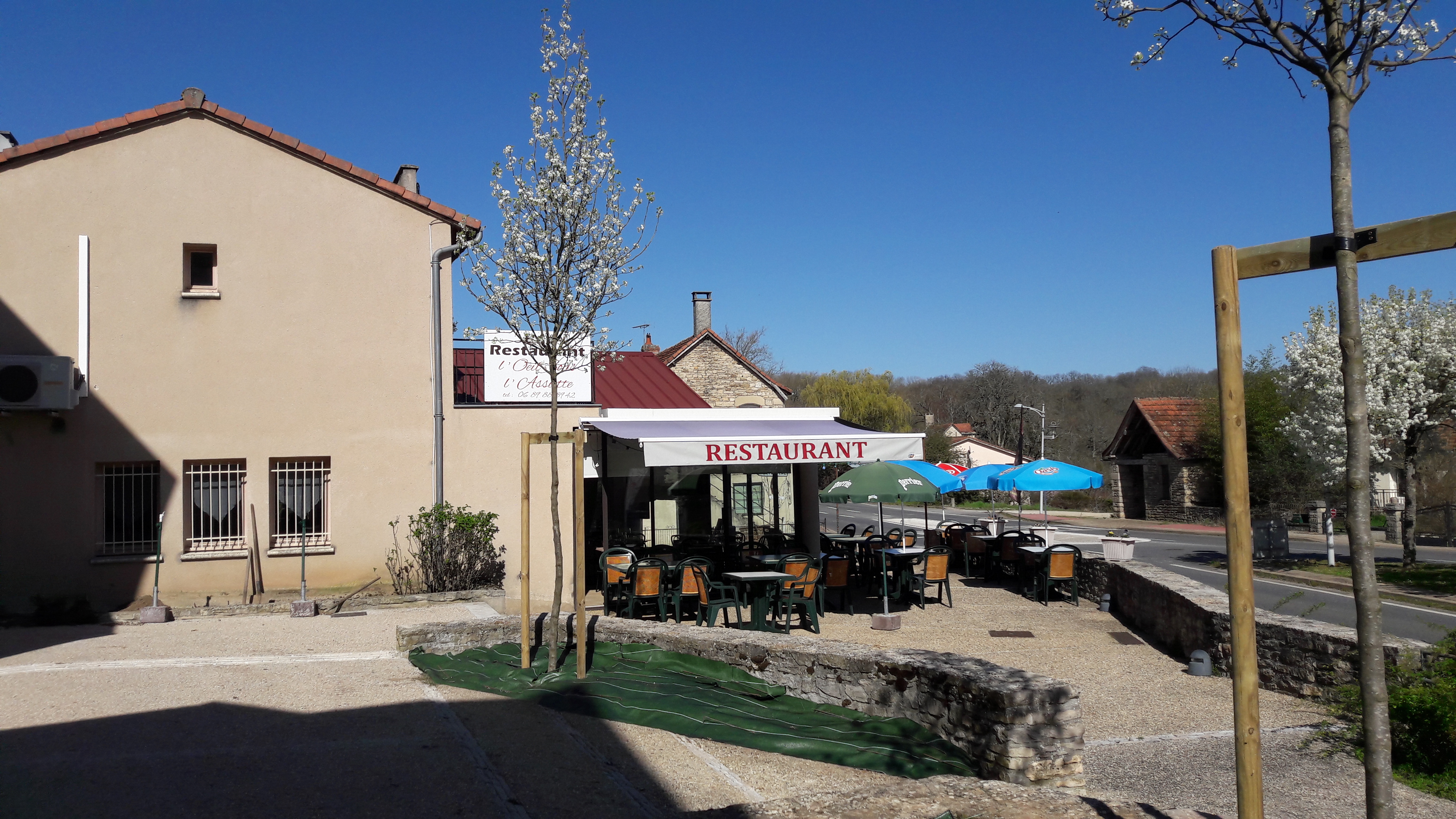 Sud OuestAveyron- Proche villefranche de Rgue- Vends cause retraite Restaurant bar licence4- Idéalement bien situé dans petit village sur axe routier important (1000  veh /j)- 
Affaire rentable
Salle restaurant 70 couv +50 en terrasse d'été-
Grande cuisine aménagée-Ouvert le midi en semaine + midi et soir vend et samedi-Férmé le dimanche- Concert toute l'année-
Peu etre largement developpé par couple de metier-
Prix 50000 €+ 600€ de loyer