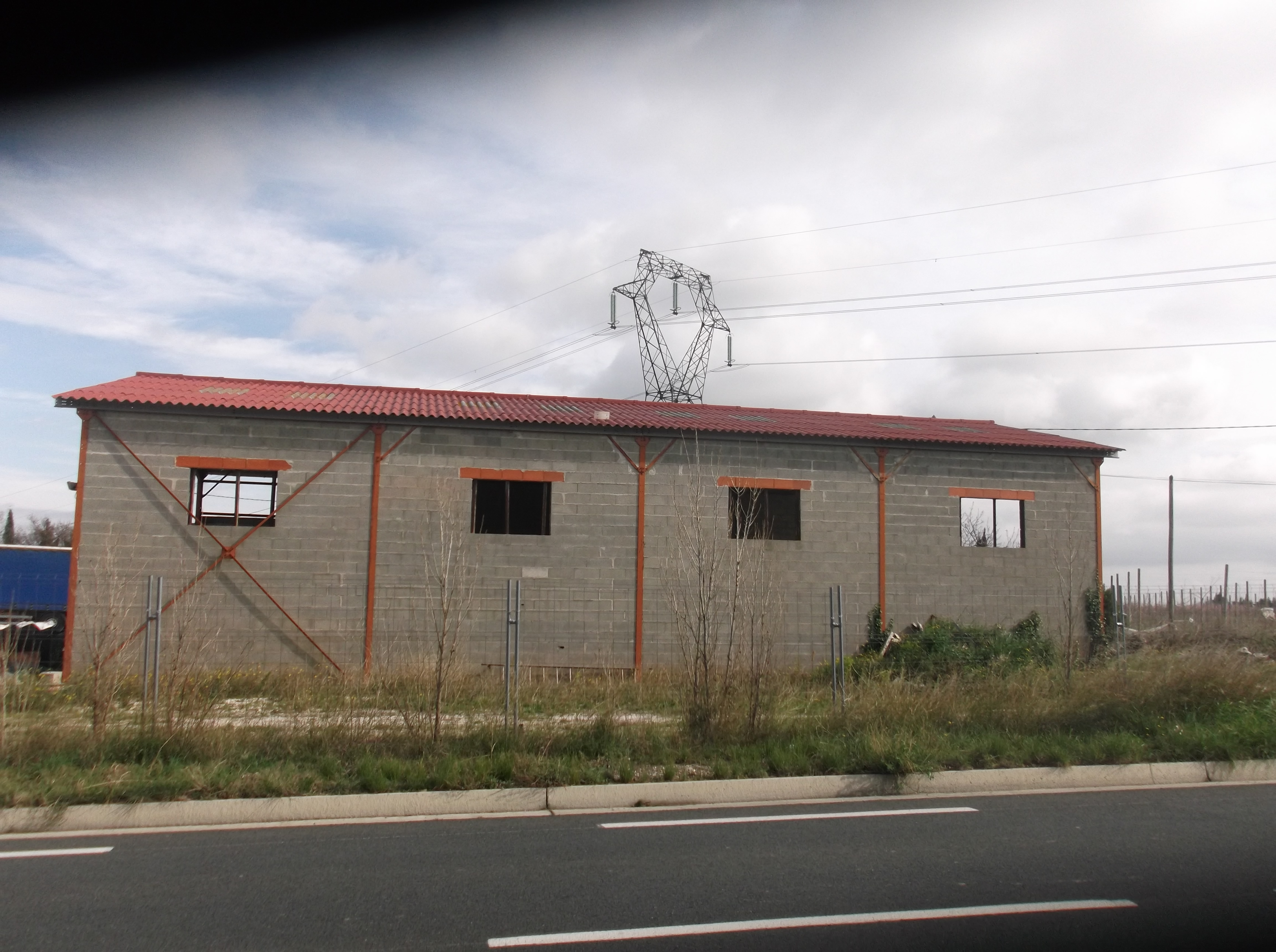 Suite à retraite , vendons bâtiment de 200 M2 et entrepôt non couvert de 7200 M2 pour activité artisanale , commerciale ou industrielle , situé idéalement en bordure de route . Plusieurs possibilités , situé à 20 Kms de Perpignan.