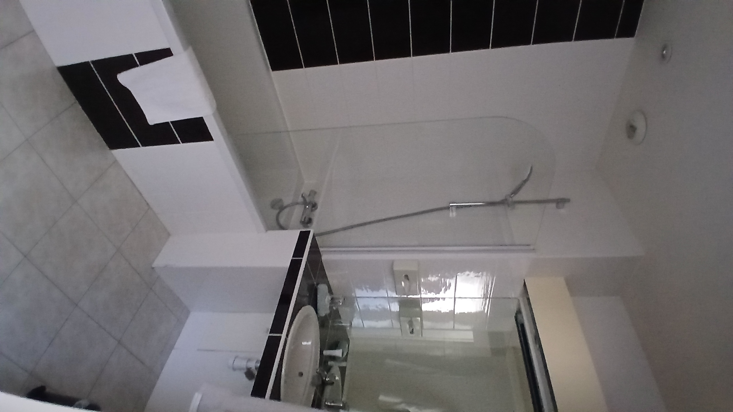 A saisir Fond de commerce hotel de charme (Type 3 etoiles )dans longere entièrement rénové. 
11 grandes chambres équipées salle de bain privative entièrement rénovée. 
Petit jardin de détente 
Centre ville a 5mn de la gare
Clientèle affaire et passage a développer.