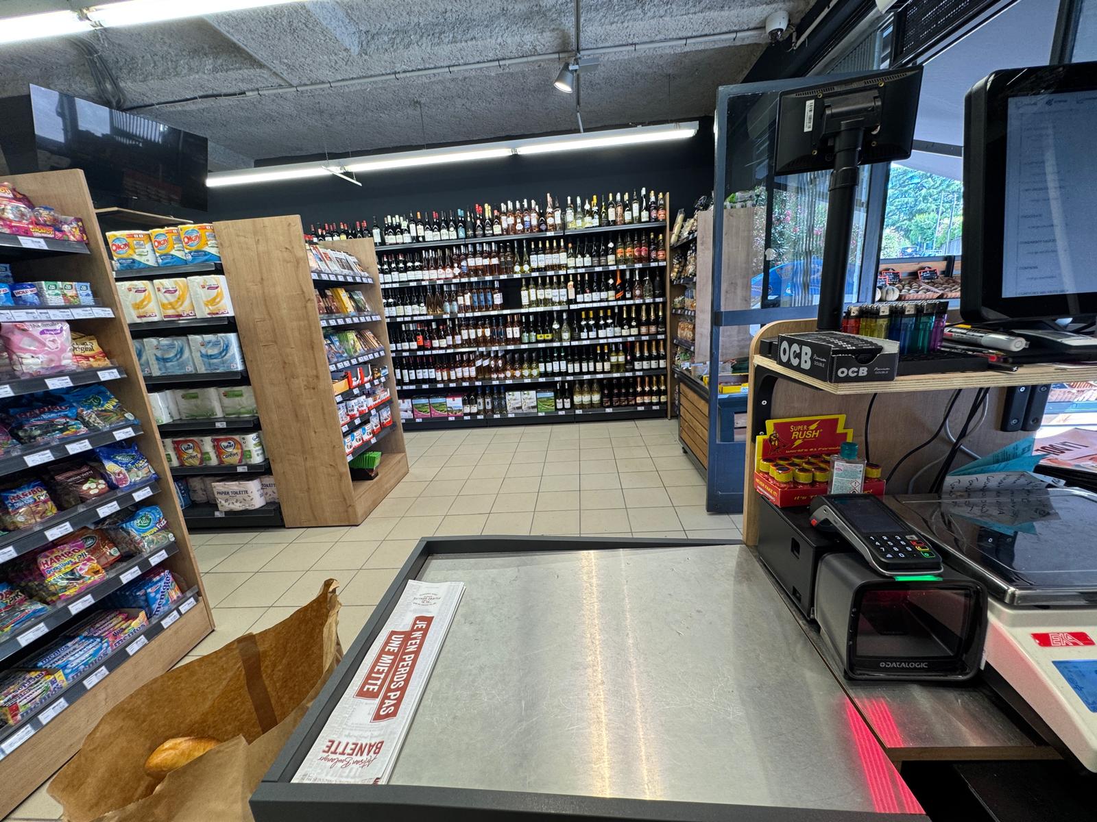 À VENDRE 320 000 euros UN MINI MARCHE DE PROXIMITE 

Opportunité rare d'acquérir un commerce de proximité idéalement situé à Nice, bénéficiant d'une clientèle fidèle et d'un fort potentiel de développement.

Caractéristiques du magasin
• Surface totale : 200 m²
• Surface de vente : 100 m²
• Réserve : 100 m²
• 2 chambres froides (positive et négative)
• Relais colis et services postaux
• Magasin entièrement rénové
• Mise en conformité réalisée
• Matériel récent sous garantie 2 ans

Conditions locatives
• Bail commercial neuf à compter du 1er janvier 2025
• Loyer mensuel : 2 800 euros TTC
• Charges : 200 euros / mois

Horaires d'exploitation
7h00 à 22h00 – 7 jours sur 7

Chiffres clés
• Chiffre d'affaires historique : 1 000 000 euros entre 2015 et 2020
• Objectif réaliste de retour à 1 000 000 euros de CA à horizon 2027/2028
• Valeur du stock marchandises : environ 35 000 euros

Modalités de cession
Cession de 100 % des parts sociales.
Activité exploitée sous enseigne de proximité.

Éléments inclus :
• Droit au bail
• Fonds de commerce
• Matériel d'exploitation
• Agencements
• Clientèle
• Stock en sus selon inventaire le jour de la vente
