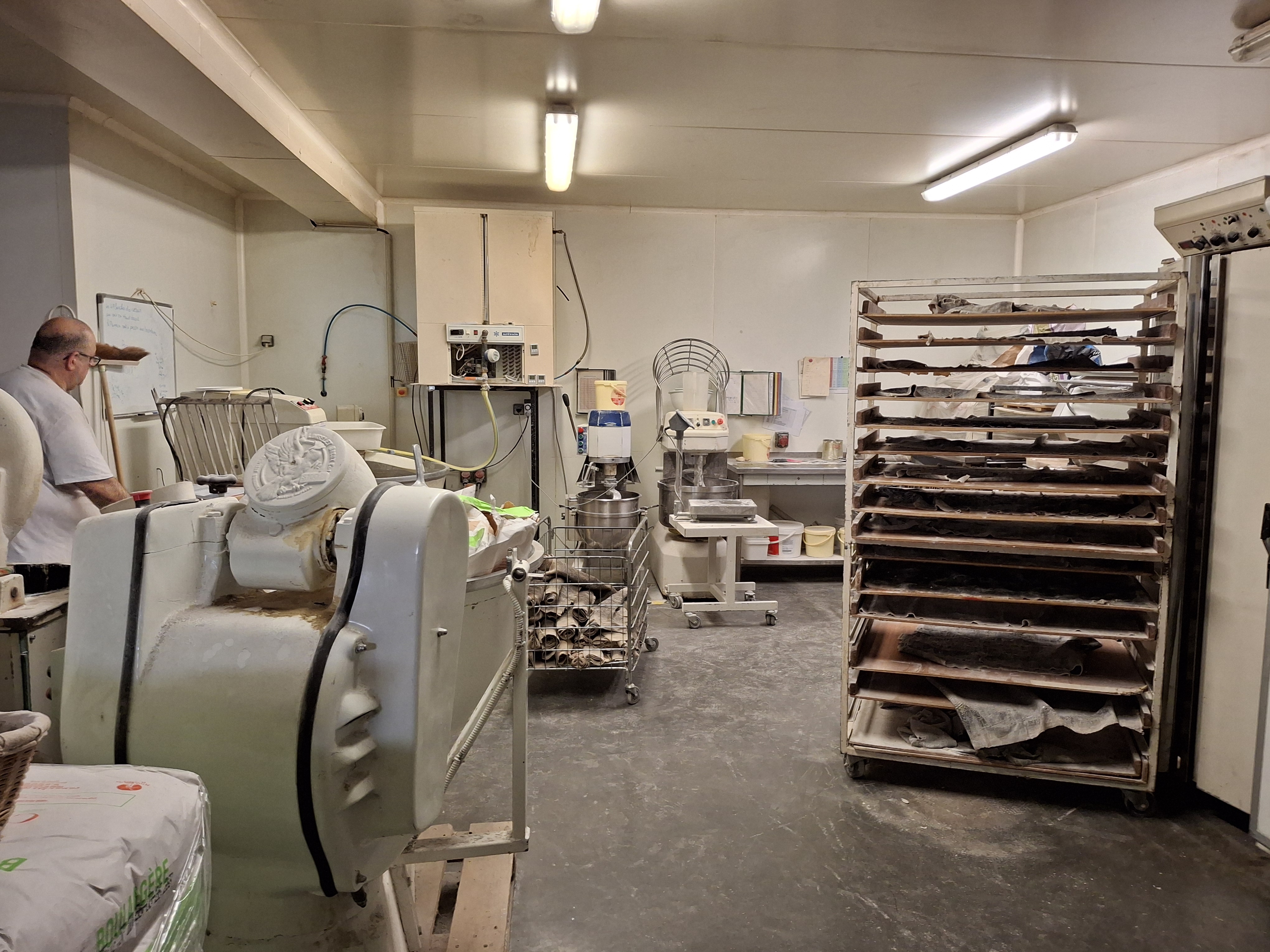 Vente de fond de commerce 
situé sur les communes de Laudun L'ardoise ,bagnols sur céze .
La vente et composer de deux fond de commerce  ,l'un sur la commune de Bagnols sur céze (za du berret ),qui comprend le Fournil et un magasin le tout d'une superficie de 170m2 (100m2 de fournil et 35m2de magasin 35m2de labo pâtisserie .
Le second un point de vente qui ce situe sur la commune de Laudun L'ardoise au coeur du village ,composé d'un magasin de 30M2 et d'une arriére boutique de 50m2.
Les deux point de vente sont situé a une petite dizaine de kilomètres l'un de l'autre .
Dernier bilan clôt établie a 250 000e  
L'entreprise et composé de 4 salariés ,
2 boulangers
2 vendeuses .