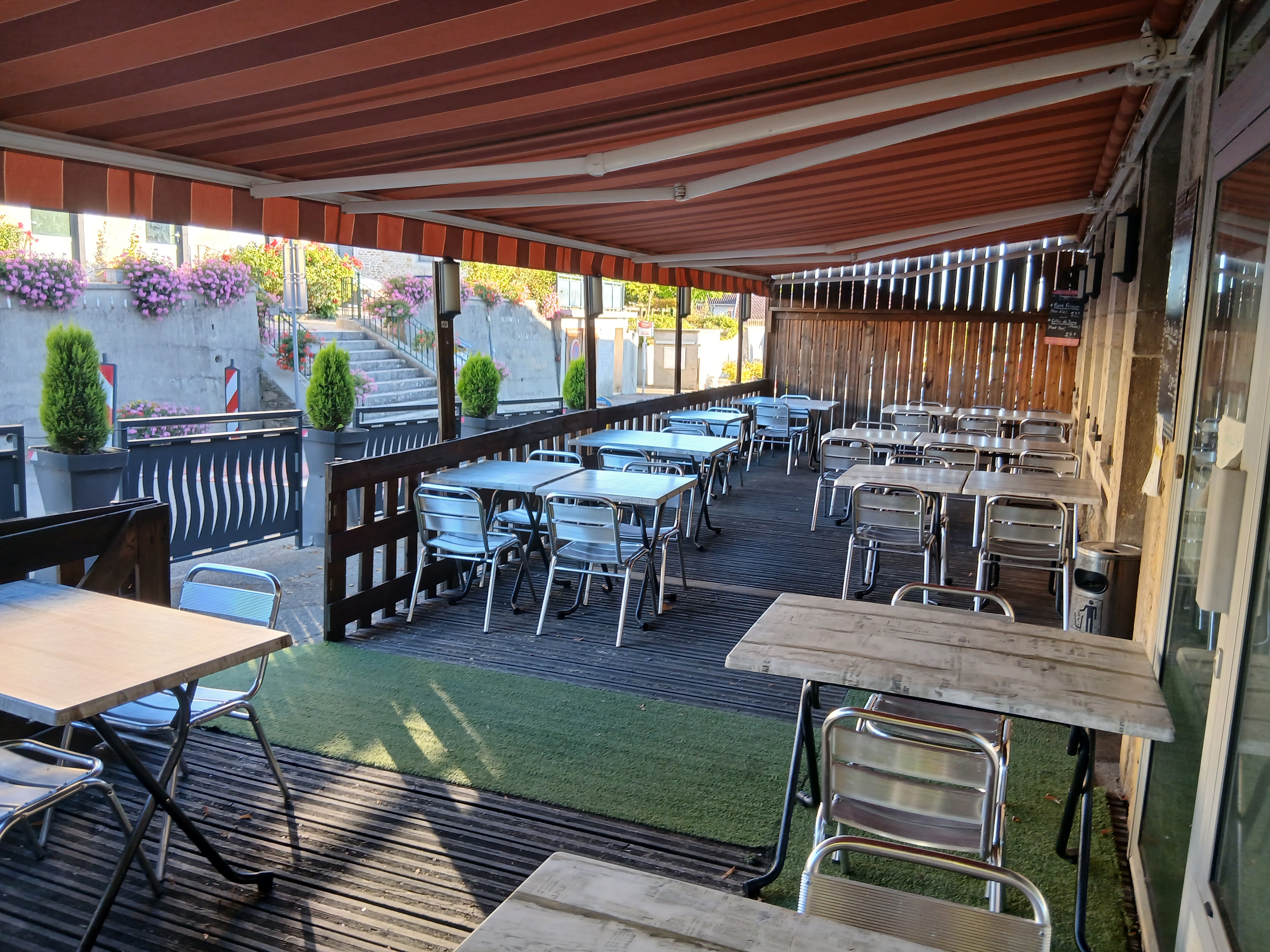 Bar, restaurant, pizzeria dans un village au calme à la limite du Jura et Saône et Loire , proche de plusieurs gros villages et autoroute.
Exploité depuis 26 ans
Clientèle locale principalement et tourisme en été.
Composé de 2 salles 40 couverts au RDC et 100 à l'étage.
2 terrasses 1 de 40 couverts et 1 de 20.
1 appartement de 100m2 environ (3 chambres). Piscine hors sol et terrain 500m2
Affaire idéale pour un couple , loyer modéré.