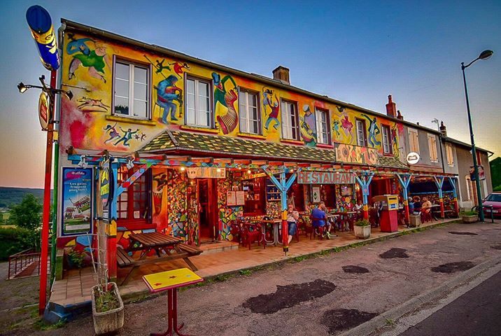 A vendre Bar, restaurant, salle de spectacle à Arleuf (58), Parc naturel régional du Morvan

Cet ensemble immobilier exposé plein sud se distingue par son vaste bâtiment réparti sur quatre niveaux principaux, totalisant plus de 380 m² d’espaces professionnels et plus de 300 m² de surfaces aménagées supplémentaires, le tout sur un terrain d’environ 2 000 m² (cadastre).

- Au rez-de-chaussée, une petite terrasse au bord de la route précède un bar de 78 m² équipé d’une cuisine professionnelle, ainsi qu’une salle de restaurant de 49 m². Ce niveau comprend également une salle pour le personnel, des sanitaires et un palier menant à la salle de concerts et à la terrasse extérieure.
- Au rez-de-jardin, une salle de spectacle de 190 m² avec bar, scène, cave, chaufferie et sanitaires publics. À l’extérieur, une terrasse supplémentaire a été aménagée, agrémentée d’un jeu de quilles.
- Au premier étage, un logement de type appartement propose deux chambres, une salle de bain, une cuisine ouverte sur salon, un WC indépendant et deux bureaux. 
- Au deuxième étage, plusieurs chambres à remettre au goût du jour sont disponibles, accompagnées d’une salle de bain et d’un WC sur le palier, offrant de nombreuses possibilités d’aménagement.

Aucun matériel ni objet mobilier.
Bâtiment principal au fioul, salle de spectacle avec chauffage électrique ; électricité remise aux normes ; besoin de rafraichissement sur le bâtiment à prévoir (isolation, fenêtres)
Prix de vente murs et/ou du fonds 230 000€
Le contact : Marine HAJDUK  – contact@lecornemuse.com