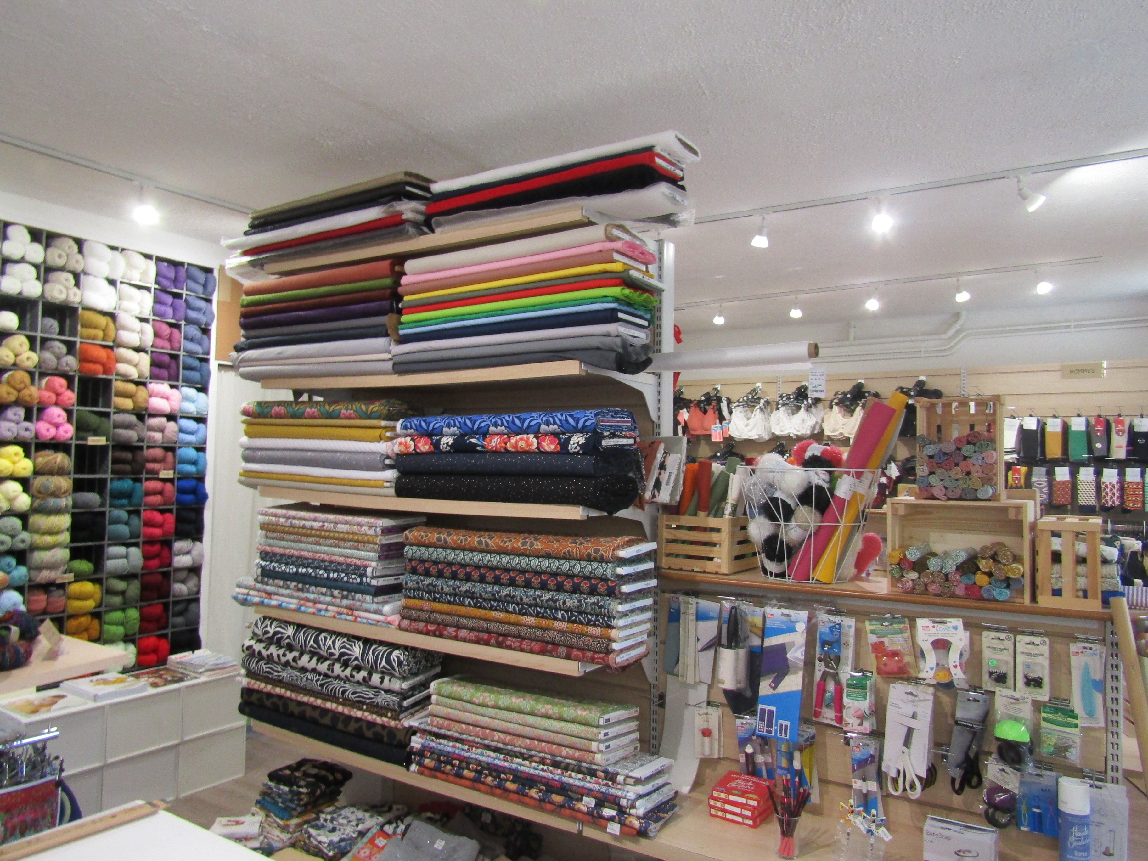 Située au cœur de Florac (2 000 habitants), village touristique des Cévennes, cette
mercerie bénéficie d’un emplacement privilégié avec excellente visibilité grâce à
ses trois vitrines et un accès facile à pied comme en voiture.
Il s’agit de la seule mercerie dans un rayon de 30 km, offrant une clientèle fidèle
locale et touristique.
L’entreprise propose à la vente de la mercerie, de la laine, de la lingerie et de la
bonneterie. Consolidée au cours des dix dernières années, elle s’appuie sur des
bases solides, avec un chiffre d’affaires stable d’environ 80 000 €.
Elle offre de réelles perspectives d’évolution. Le repreneur n’est pas tenu de
maintenir l’offre actuelle à l’identique et peut la faire évoluer, notamment en
enrichissant ou en diversifiant les gammes, en proposant des services
complémentaires, en mettant en place des ateliers, en développant la vente en
ligne ou encore en intégrant une offre de loisirs créatifs.
Le local comprend une surface commerciale de 50 m², un espace atelier de 10 m²,
une réserve de 10 m² ainsi qu’une cabine d’essayage. L’aménagement est
modulable et permet d’adapter facilement l’espace, avec la possibilité d’augmenter
la surface de vente en réduisant la réserve.
Aucun salarié n’est à reprendre et le cédant pourra accompagner le repreneur au
démarrage de l’activité.
Bail commercial : 563 € TTC /mois
Vente du fonds de commerce : 19 000 € (hors stock).