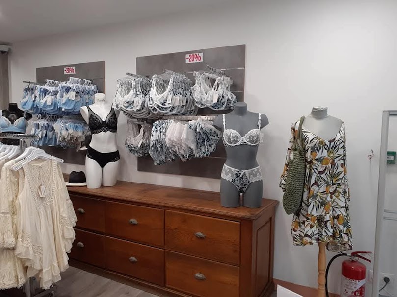 💼 À vendre – Fonds de commerce lingerie, chapellerie et accessoires

Situé à Cosne-sur-Loire (Nord Nivernais – 180 km au sud de Paris)

Belle opportunité à saisir !
Commerce historique implanté au cœur de la ville, bénéficiant d’un emplacement n°1 et d’une excellente visibilité.

✨ Caractéristiques du commerce

Activité : Lingerie, chapellerie et accessoires

Superficie : 100 m² (local refait à neuf il y a 4 ans)

Loyer attractif : 800 € / mois

Accessibilité PMR, alarme, télésurveillance et caméras

Zone de chalandise : environ 60 000 habitants, couvrant 4 départements

💰 Conditions de cession

Fonds de commerce : 40 000 €

Aménagement : 15 000 €

Stock : à définir selon période

🏷️ Atouts

Enseigne locale réputée depuis 1903

29 ans d’ancienneté pour l’actuelle gérante

Clientèle fidèle et régulière

Possibilité d’accompagnement personnalisé à la reprise pour une transmission en douceur

📞 Prise de contact et échanges facilités — je reste à l’écoute de vos questions et propositions.
Un dossier complet peut être transmis sur demande.