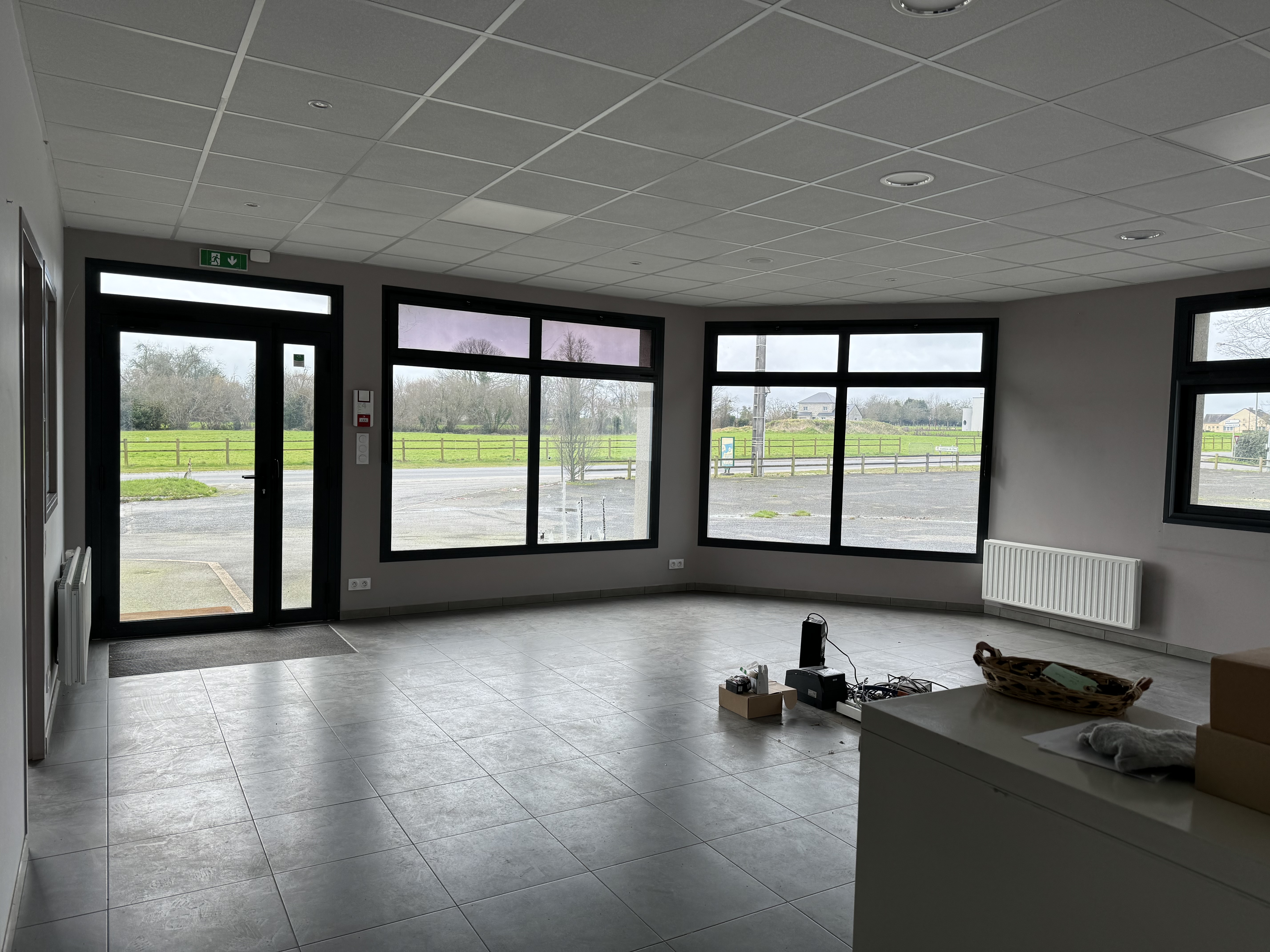 Suite décès, garage automobile en très bon état avec station-service 24/24 aux normes. Le local est situé dans une commune rurale dynamique (superette, boulangerie, restaurants, salon de coiffure, dentiste, kinés, infirmière, école, vétérinaires,...) sur un axe très passager et en zone de revitalisation rurale.
Grand espace d'accueil, 2 bureaux, salle de pause, sanitaires aux normes PMR, aire de lavage, atelier avec espace de stockage, soit 502 m² de surface sur un terrain de 3728 m² avec espace de présentation de véhicules.
Pas de fonds de commerce à reprendre.
Potentiel de clientèle importante.
Conditions financières à étudier et à mettre en place entre les parties (Location simple ou crédit-bail).
Possibilité de louer la maison attenante.
Etudie toutes propositions.