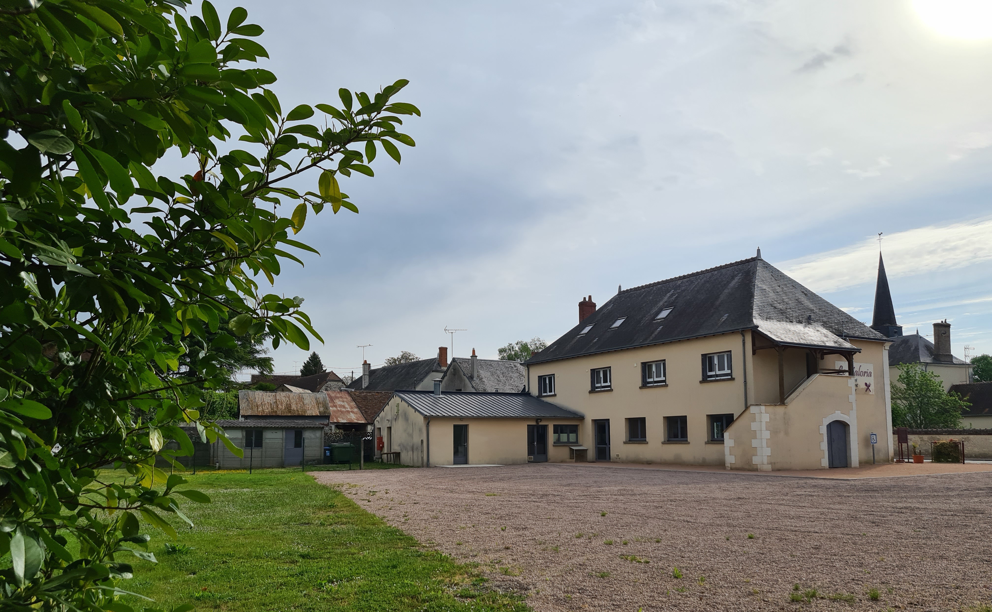BAR HOTEL RESTAURANT "LE VALORIA" situé dans un environnement naturel à proximité de l'étang communal à VILLEGOUIN (36) au coeur du Berry, territoire attractif aux portes du PARC NATUREL REGIONAL DE LA BRENNE, à 30 minutes du ZOOPARC de BEAUVAL, et à proximité des châteaux de la LOIRE.
 
Le bâtiment et les équipements appartenant à la commune, nous sommes à la recherche de repreneurs pour ce commerce qui ne demande qu'à être développé.
 L'ensemble est complet et comprend:
un grand parking avec 2 terrasses;
au RDC du bâtiment on trouve un bar (avec licence IV appartenant à la commune), une salle de restaurant de 120m2, WC, une cuisine équipée (piano, plancha, four à pizza, lave-vaisselle, etc ...) une plonge séparée, diverses réserves, vaisselle, vestiaire avec douche et WC. 
Au 1er étage, 5 chambres avec WC et salle de bail (douche ou baignoire)
Au 2ème étage, un appartement de fonction avec une grande pièce à vivre, 3 chambres, SDB(douche) WC. 

Le loyer est de 650.00€ HT (hors charges)
Afin d'évaluer au plus juste votre candidature et la viabilité de votre projet, nous vous demandons de nous envoyer votre dossier complet à : mairie@villegouin36.fr
CONDITIONS DE RECEVABILITÉ: C.V. et projet de reprise détaillé avec prévisionnel comptable, Permis d'exploitation, Permis d'hygiène (HACCP).