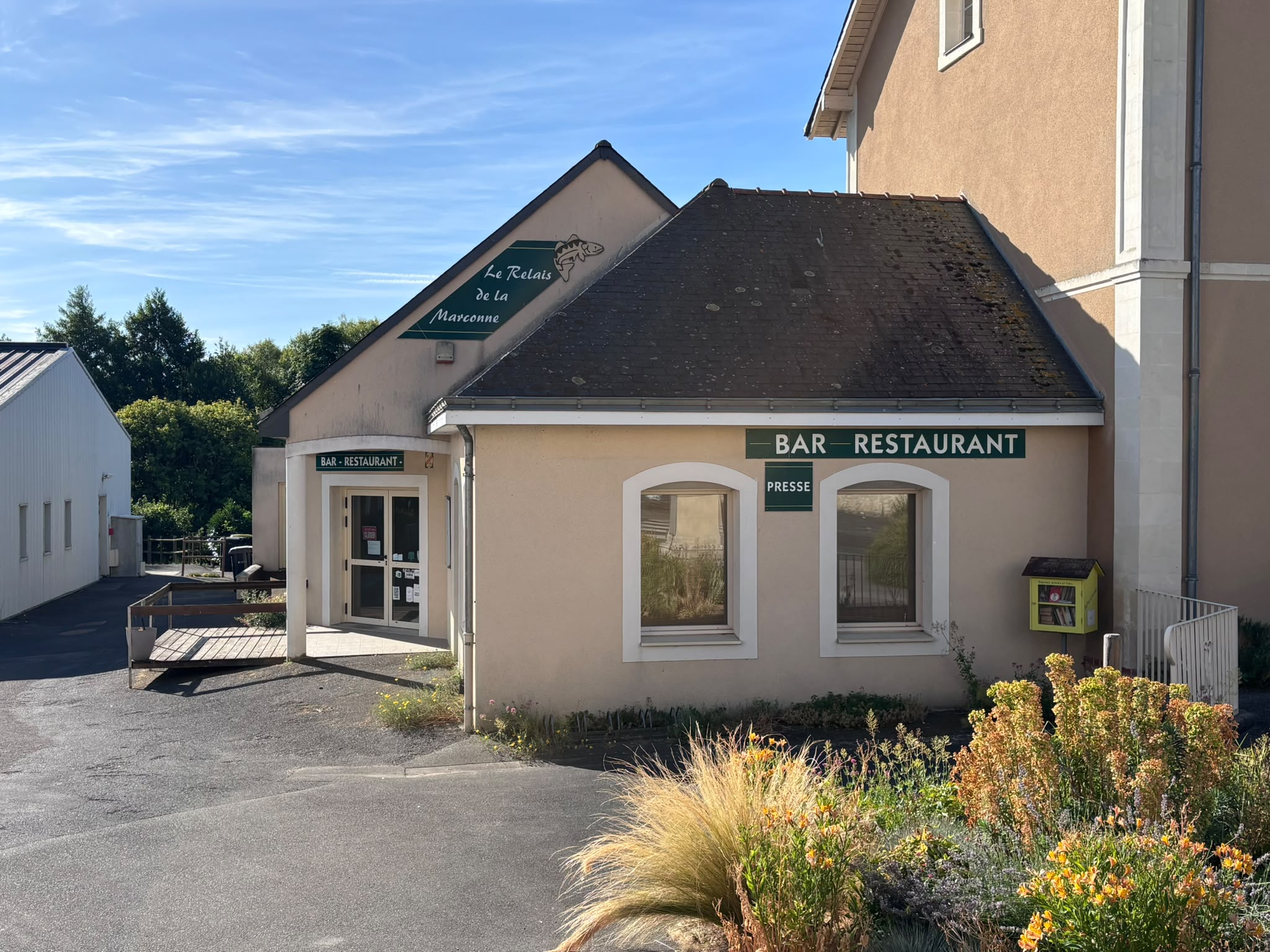 RECHERCHE EXPLOITANT BAR - RESTAURANT - TRAITEUR
LE RELAIS DE LA MARCONNE – DISSÉ-SOUS-LE-LUDE (72)

La Commune Nouvelle du Lude recherche un professionnel de la restauration pour reprendre l'exploitation du Relais de la Marconne, établissement communal situé au cœur du village de Dissé-sous-le-Lude, en Sarthe.

ÉTABLISSEMENT

Bar – Restaurant – Traiteur bénéficiant d'une Licence IV, avec activité de restauration sur place et services complémentaires déjà en place :

Bar
Restaurant
Traiteur
Plats à emporter
Dépôt de pain
Terrasse extérieure

Possibilité de développer des activités complémentaires selon le projet du candidat :

Épicerie de proximité
Point presse
Dépôt de colis
Services de proximité
CHIFFRES CLÉS
Chiffre d'affaires moyen : 110 000 €
Prix du fonds de commerce : 45 000 € (à titre indicatif)
Loyer commercial : 330 € / mois
Redevance Licence IV : 15 € / mois
Logement attenant disponible : 500 € / mois
UN VÉRITABLE LIEU DE VIE

Le Relais de la Marconne constitue un commerce essentiel pour la commune et bénéficie d'un environnement favorable :

École communale active
Association de parents d'élèves dynamique
Une dizaine d'associations locales
Salle des fêtes à proximité immédiate
Nombreux repas associatifs et événements tout au long de l'année
Randonnées, pêche, animations communales
Commune labellisée « Villes et Villages Fleuris »

L'établissement dispose d'un fort potentiel de développement grâce aux activités de restauration traditionnelle, de traiteur et à la réalisation de repas pour les associations, manifestations locales et événements communaux.

PROFIL RECHERCHÉ

Professionnel de la restauration ou couple d'exploitants disposant d'au moins 2 ans d'expérience.

Le candidat devra être en mesure :

D'assurer une ouverture régulière de l'établissement, notamment les week-ends ;
De développer l'activité de restauration et de traiteur ;
De préparer ponctuellement plusieurs centaines de repas lors des manifestations locales ;
De participer activement à la vie de la commune et au tissu associatif.
UNE OPPORTUNITÉ POUR ENTREPRENDRE AUTREMENT

Vous recherchez un projet professionnel alliant qualité de vie, proximité avec la clientèle et implication dans la vie locale ?

Le Relais de la Marconne vous offre l'opportunité de reprendre un établissement reconnu, avec logement sur place, au sein d'une commune rurale dynamique et accueillante.

CONTACT

Mairie du Lude
Place François de Nicolaÿ
72800 LE LUDE

Mairie déléguée de Dissé-sous-le-Lude
15 rue Klébert Vaudron
72800 LE LUDE

Candidature (CV + présentation du projet) :

sonia.pottier@ville-lelude.fr
christophe.maudet@ville-lelude.fr