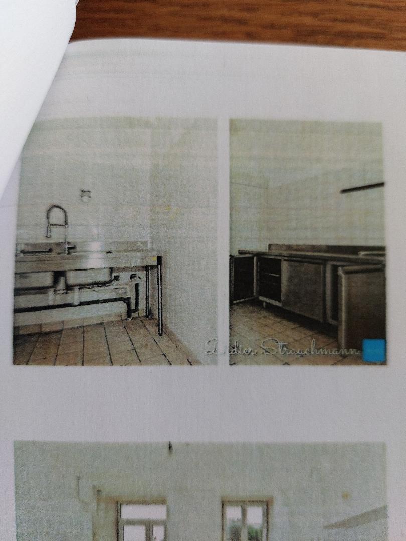 Local commercial 110m2 en rez-de-chaussée,  et logement 95m2 à l'étage. Laboratoire attenant avec plonge professionnelle et remise, prêt à accueillir une activité de restauration, traiteur, pâtisserie, café, ou toutes autres projets. Possibilité d'aménager une terrasse extérieur. Idéalement situé au coeur de l'Aunis, entre La Rochelle et Rochefort, 15mn de la gare TGV de Surgères. 
Ardillières, petite commune résidentielle, avec son école maternelle et primaire, caserne de pompiers, bibliothèque, cabinet d'infirmière, ostéopathe, médecine traditionnelle chinoise, épicerie, diverses associations et artisans.