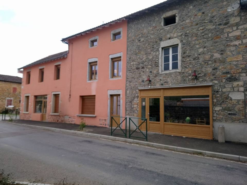 La commune recherche un restaurateur  pour son bar-restaurant,  en location, d’une capacité de 50 couverts en salle;
Bar indépendant de la salle de restaurant.

L’exploitant peut se loger sur place avec 4 pièces et sanitaires à l’étage. 
La location comprend les locaux, une grange, la licence et les équipements.
Loyer 550 € par mois. 

Renseignements à la Mairie au 03 85 50 49 27  (le mardi et vendredi de 8 h 45 à 12h) ou par mail stleger71520.mairie@orange.fr
Ou M. LAPALUS Pierre, le Maire au 06 78 67 57 17