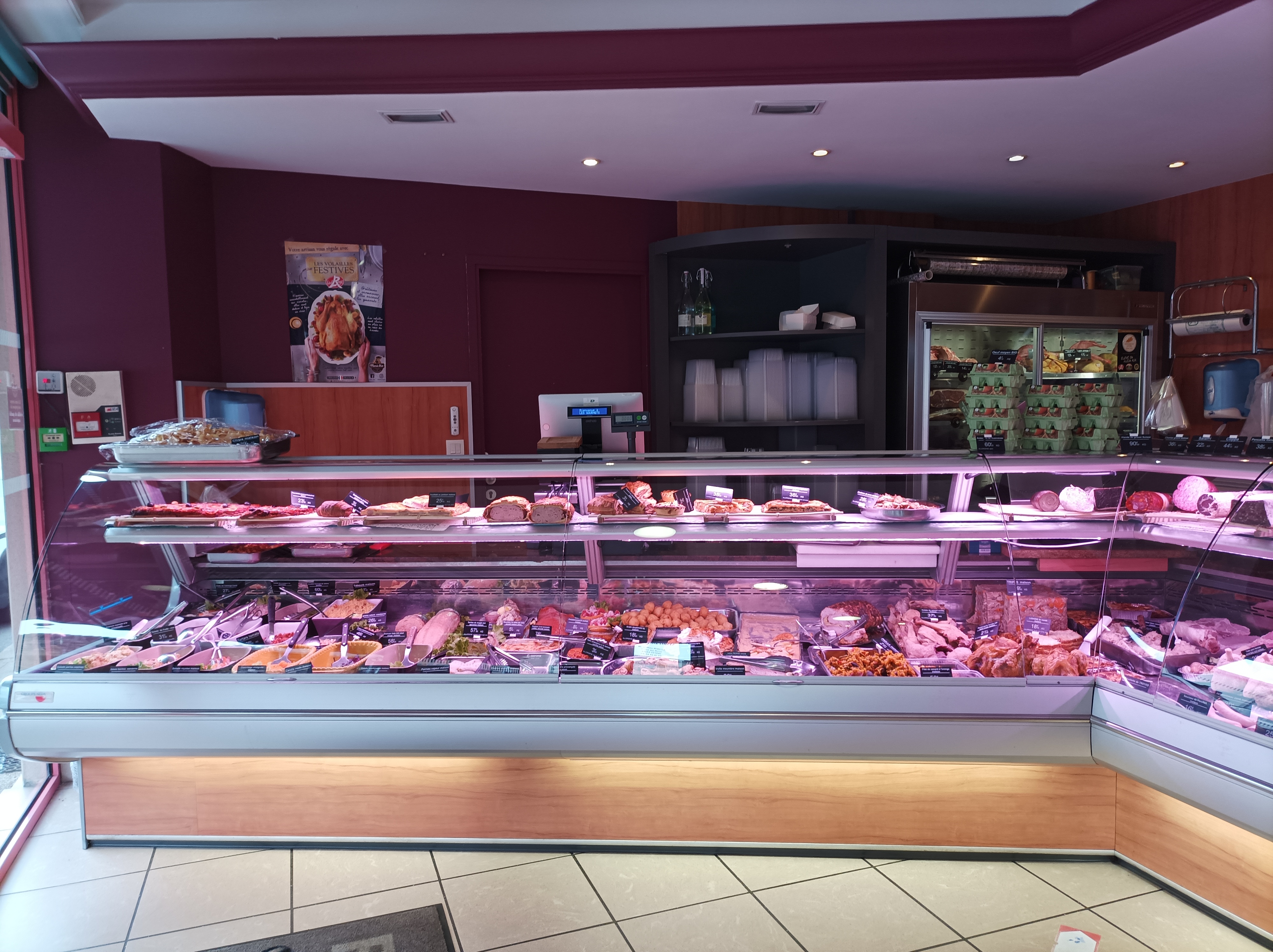 Charcuterie fabrication artisanale dans village
de 7000 habitants 
6km sud ouest de Clermont-Ferrant
 boutique + labo 
vends cause retraite