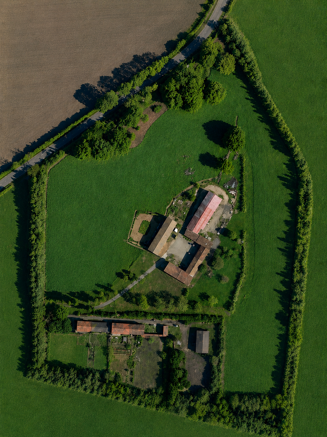 Ferme de Béligon – Un lieu de vie à transmettre

Après plus de 20 ans d'une belle aventure humaine, nous recherchons un repreneur passionné pour écrire la suite de l'histoire de la Ferme de Béligon, située à proximité de Rochefort-sur-Mer, en Charente-Maritime.

Cette ancienne ferme charentaise, implantée sur environ 3 hectares de nature préservée, offre un cadre authentique et paisible.

La propriété comprend une maison principale partiellement rénovée ainsi que plusieurs dépendances, dont une magnifique étable en pierre du XVIIᵉ siècle, d'environ 300 m² au sol sur deux niveaux, offrant un potentiel exceptionnel pour un projet de restauration, de réception ou d'hébergement.

À l'étage de la maison principale, trois chambres d'hôtes, chacune équipée de sa salle de bain et de ses toilettes privatives, ont été classées 3 épis et ont accueilli des voyageurs pendant plus de vingt ans.

L'établissement a également été référencé dans le Guide du Routard, témoignant de la qualité de son accueil et de son intérêt touristique.

Le domaine dispose également de deux puits en pierre, de haies bocagères, d'un remarquable espace boisé classé composé de chênes centenaires et d'espaces propices au calme et à la contemplation.

Ce lieu se prête à de nombreux projets :

chambres d'hôtes ou gîtes,
restaurant ou table d'hôtes (sous réserve des autorisations administratives),
salle de réception,
séminaires,
activités de bien-être,
hébergements insolites,
ou tout autre projet touristique valorisant ce patrimoine.

Plus qu'une propriété, la Ferme de Béligon est un lieu chargé d'histoire et d'authenticité, prêt à accueillir un nouveau projet de vie.

Nous souhaitons transmettre ce domaine à une personne ou une famille désireuse de préserver son âme tout en développant son potentiel touristique.