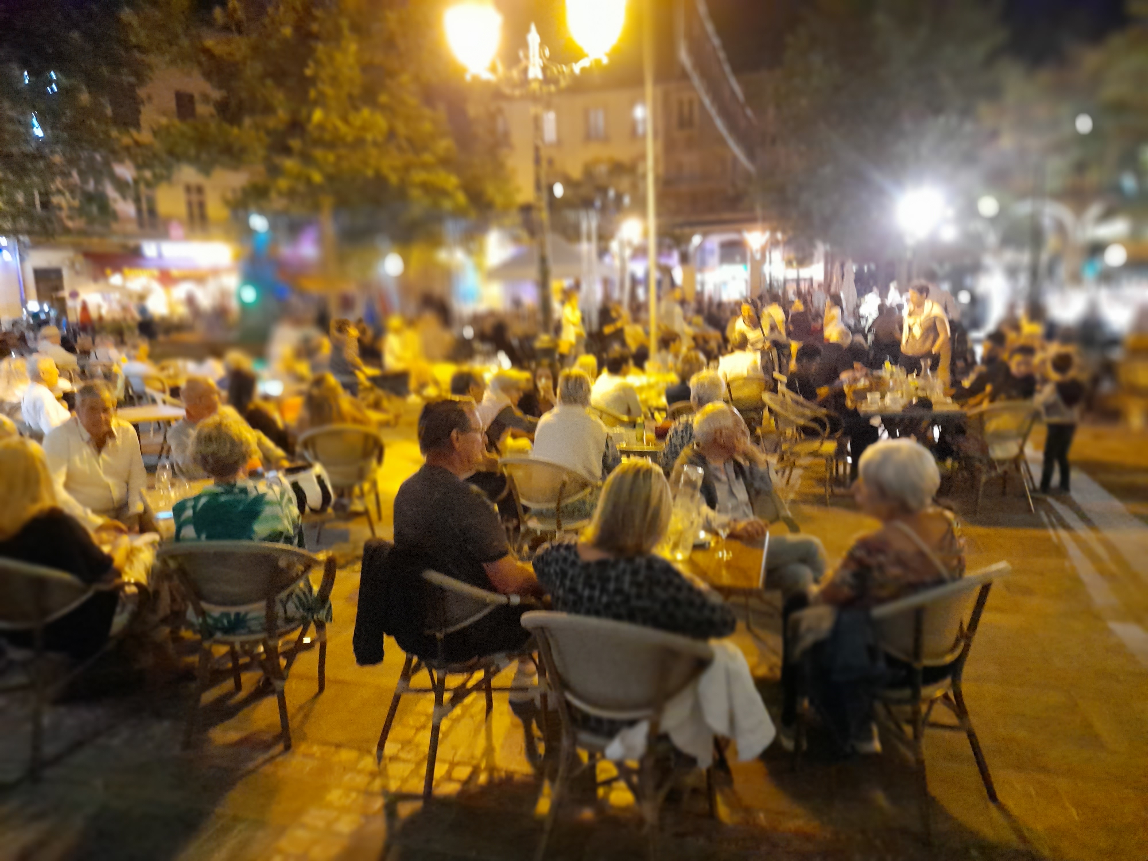 A vendre cafe restaurant
40 pl intérieur et et 100 pl en terrace
Activite 3 mois de.carnaval en hivers
Activite estivale  de juin a octobre
Vente pour cause de retraite (70ans)
1 employe a reprendre
Bonne affaire
Concact par mail svp