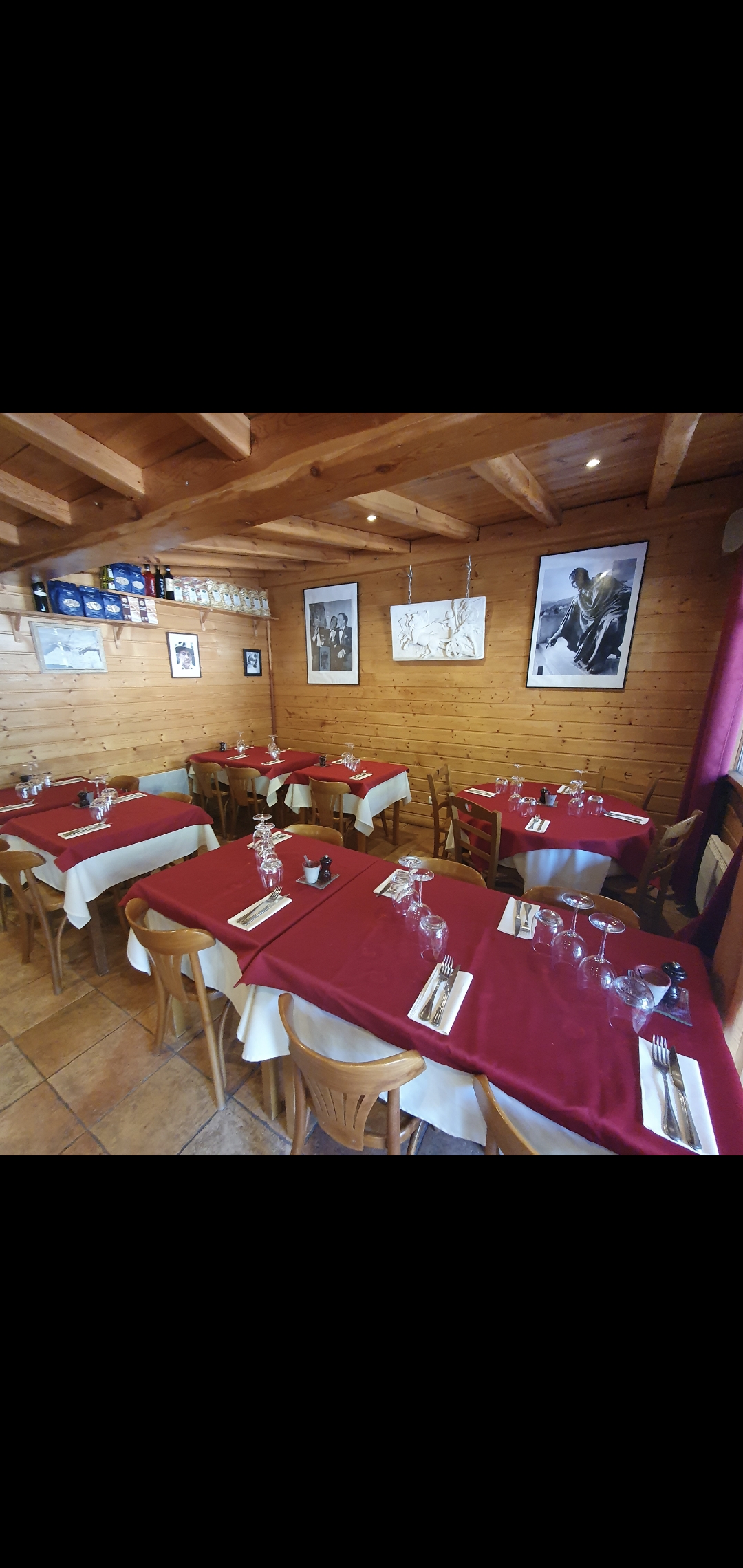 Restaurant centre station de ski 1800m
Emplacement de 1er choix
15ans d'exploitation
40 couverts salles décoration chalet
Terrasse de 30couverts sur la route du col Allos
+Terrasse côté patinoire l'été traversant la salle du restaurant 25couverts
CA régulier sur 4mois l'hiver et 2mois l'été possibilité de développer en ouvrant à l'année(hors saisons) les midis pour les artisans et les weekends pour les propriétaires.
Aucun travaux et investissement à prévoir.