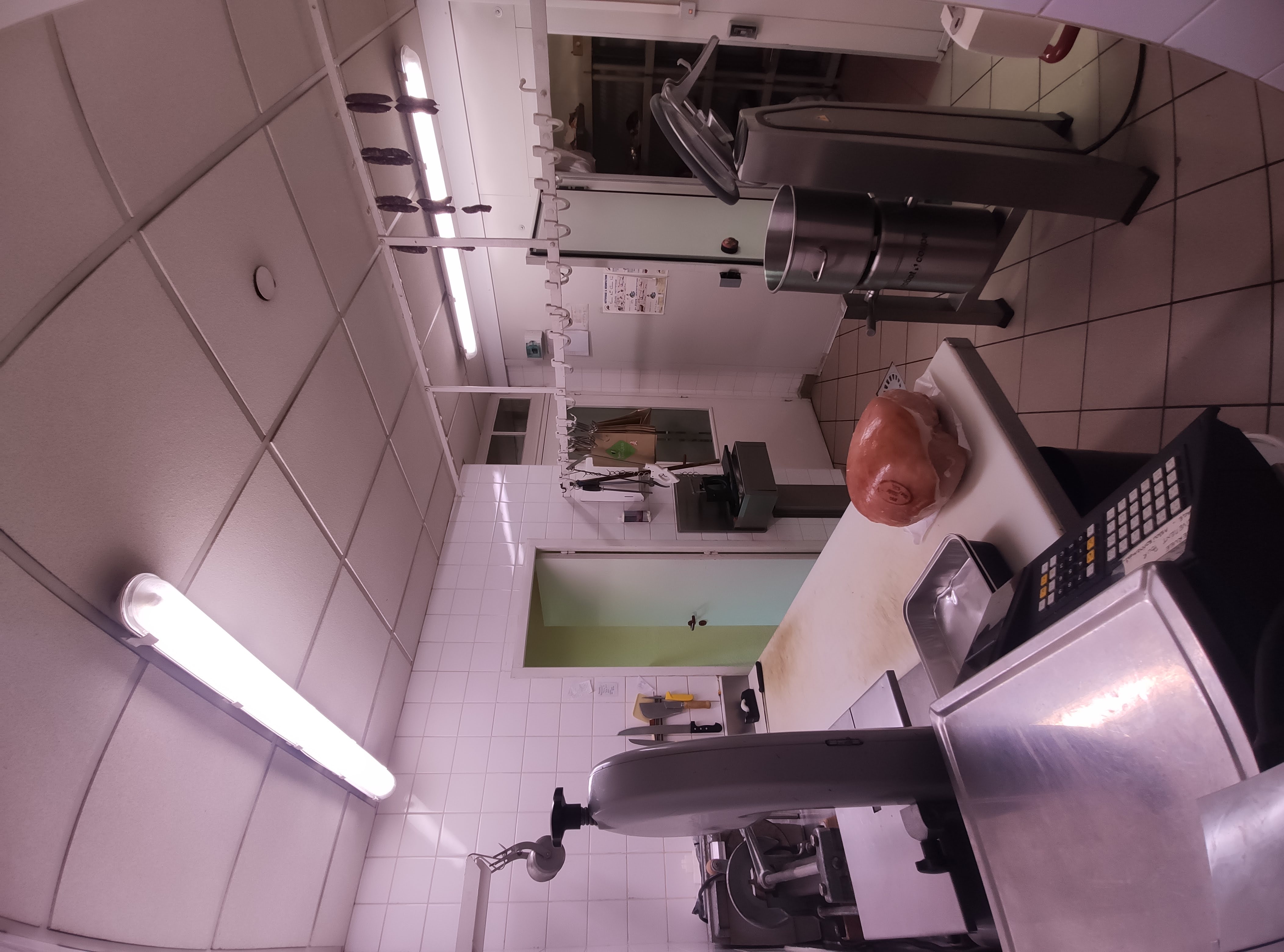 Fonds de commerce à vendre

Comprenant une surface commerciale, 2 laboratoires, 2 chambres froides et un petit appartement (3 pièces, sanitaires, garage, cave).
Le matériel reste avec le fonds.
Devanture refaite à neuf en 2024.
Loyer modéré (~8 000€ par an)