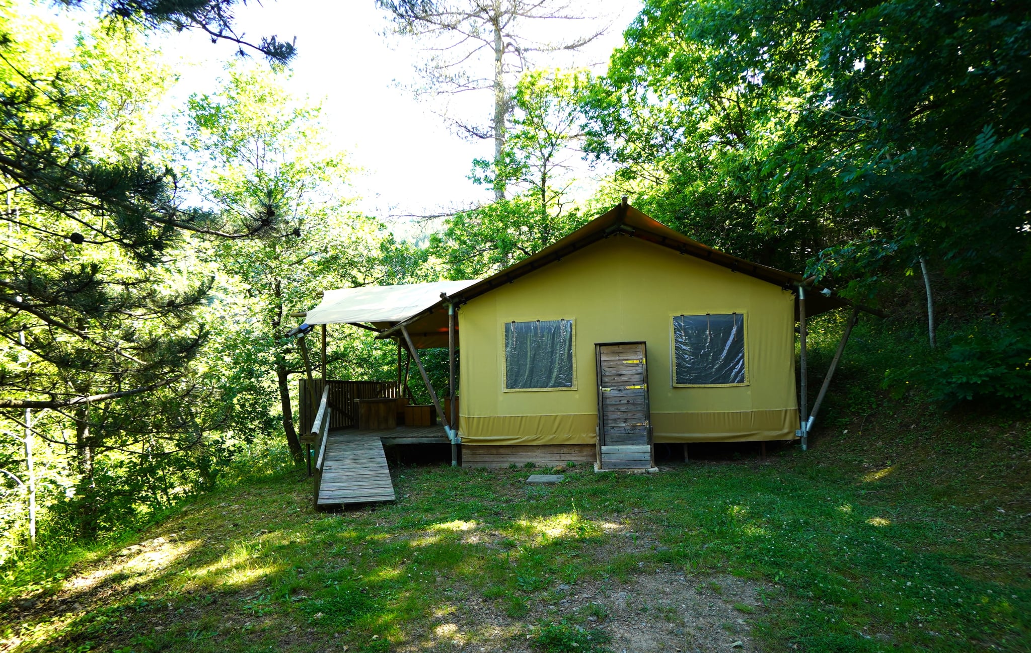 Découvrez cette aire naturelle de camping possédant 30 emplacements, nichée au cœur d'un environnement paisible et ombragé.

 Sa situation exceptionnelle en bordure de rivière dans les Gorges du Tarn, en fait un lieu très apprécié des visiteurs, notamment pour l'accès direct à la plage naturelle et la rivière.

La propriété possède également 5 logements "insolites" :

Tente "trigano" pour 4 à 5 personnes.
Tente "lodge" pour 4 personnes.
Tente perchée pour 2 personnes.
Tente "Safari" pour 5 personnes.
"Un dôme"  pour 2 personnes.

Mais aussi 2 gîtes et 5 chambres d'hôtes, permettant ainsi l'accueil de petit groupe, et une ouverture pendant la saison hivernale :

Gîtes : l'un d'une capacité de 15 personnes (200 m² env.) (celui-ci peut être utilisé en tant que maison personnelle) et l'autre pour 4 à 6 personnes (50 m² env.). 

Chambres d'hôtes : 5 chambres d'hôtes indépendantes avec terrasse privative (1 x 4 pers ; 1 x 3 pers et 3 x 2 pers) avec leur salle d'eau et WC).

En ce qui concerne les infrastructures d'accueil, le camping dispose d'une grande salle de restaurant de 100m² donnant sur une terrasse extérieure avec coin bar et barbecue.

L'offre de restauration peut être développée grâce à une cuisine professionnelle entièrement équipée. Il y a également un bar dans la salle de restauration, avec une licence IV permettant la vente de boissons alcoolisées.

- 2 logements à réhabiliter de 35 m² et 25 m².

N'hésitez pas à nous envoyer un mail si vous êtes intéressés et souhaitez d'autres informations.