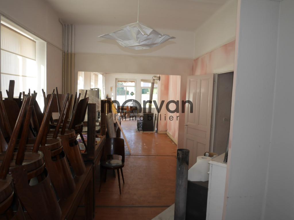 Ancien Local commercial au RDC avec logement privatif (3 pièces). RDC élevé sur cave.
6 chambres en R+1 et accès partie privative (4 pièces). R+2 : 3 pièces mansardées et 2 greniers
Parking extérieur aisé en face du restaurant, également lieu du marché (jeudi matin).  Au Rdc : Petite terrasse. 
Capacité de 30/40 couverts en salle (75 m²) avec salle de bar. Cuisine (21 m²), 2 sanitaires.
Fibre installée, disponible à la commercialisation des opérateurs (au choix)
Ancien piano dans la cuisine, comptoir-bar dans la salle de bar.
Chaudière fioul (chauffage et ECS) hors d’usage. Couverture en ardoise. Fenêtres en PVC blanc.

Travaux à prévoir (chaudière), isolation, configuration des chambres… Travaux de conformité (plafonds, sols, murs…) à prévoir.
Des travaux de personnalisation (décoration, peinture) sont à prévoir. Des aménagements et équipements nouveaux en cuisine sont à considérer.