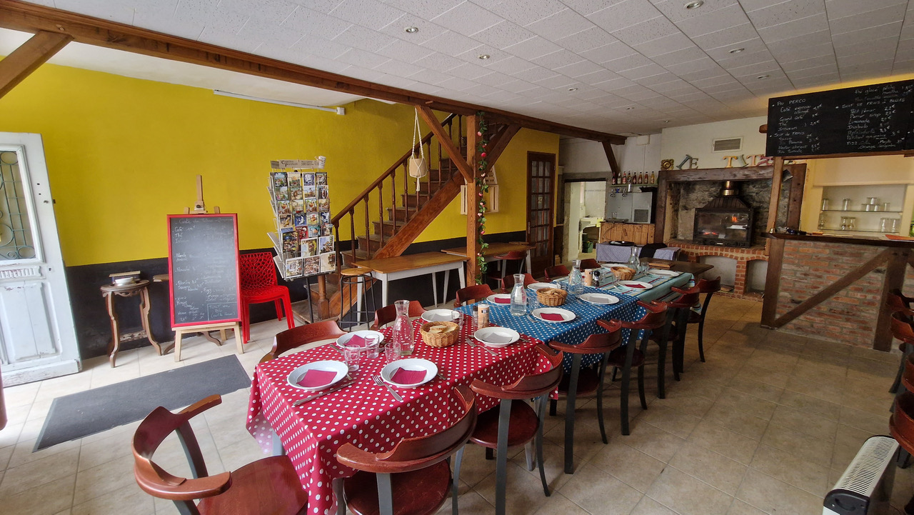 Surface 277 m2
prix: 315 000 Euros 
Marcilhac sur Célé  - Lot 46

Sur le chemin de Compostelle, GR 651 dit « Voie du Célé » 
Ensemble café-restaurant, gite d’étape et maison, en 3 bâtiments attenants, avec cour intérieure.

- Gîte : 15 couchages en 4 chambres sur 2 niveaux. Salle à manger commune avec coin cuisine. 3 douches et 5 wc.
- Café-restaurant : salle 19 places , terrasse, cuisine professionnelle, wc. Et deux étages aménageables
- Maison : salle à manger avec cuisine, 2 chambres, 1 salle d’eau, wc
- Fonds de commerce: matériel, site internet, etc.

Idéal pour une exploitation saisonnière (6 à 8 mois) par un couple, en gite-café ou en gite-café-resto. 
Compléments sur demande : photos et descriptif