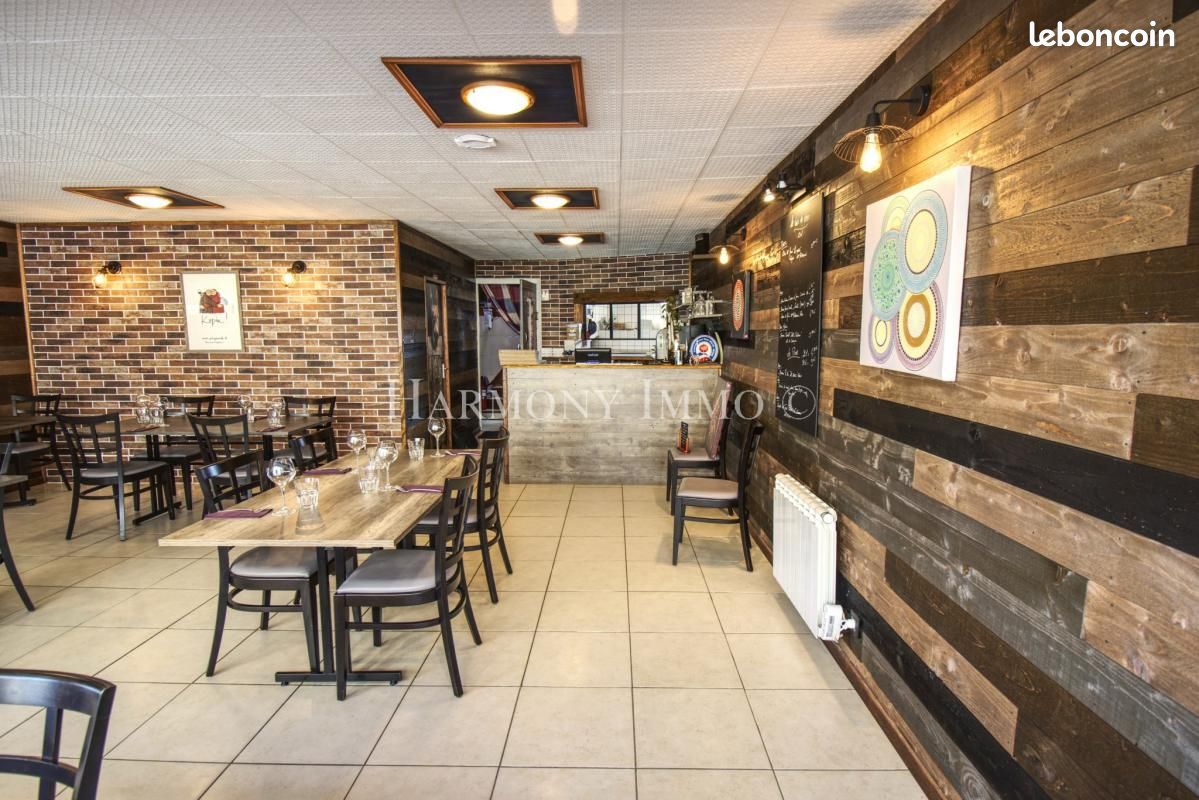 Pizzeria a vendre , emplacement No 1 dans une ville côtière dynamique , située au centre d'une ville vivante et commerçante , bénéficiant d'un fort passage tout au long de l'année.
Bonne rentabilité , clientèle fidèle , régulière et diversifiée , activité en place avec fort potentiel de développement , possibilité de création d'un autre concept de restauration ( crêperie , kebab , ou cuisine du monde ) et d'installer une terrasse 
Une belle opportunité pour un porteur de projet ou un couple souhaitant s'installer dans un cadre agréable tout en développant une activité rentable