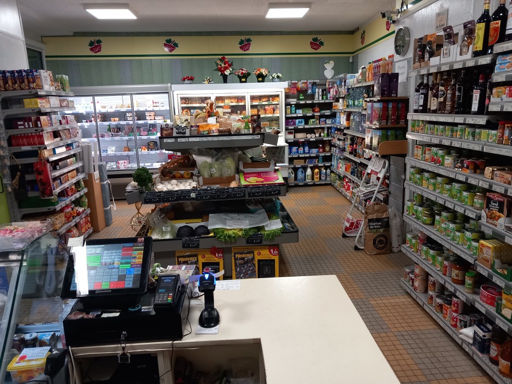 Vends cause retraite, fond de commerce  d'alimentations générales, épiceries, produits locaux, presse, pressing, gaz. Ce magasin est placé à Faucogney et la Mer au cœur des mille étangs. Le prix ne prends pas en compte le stock de marchandise.