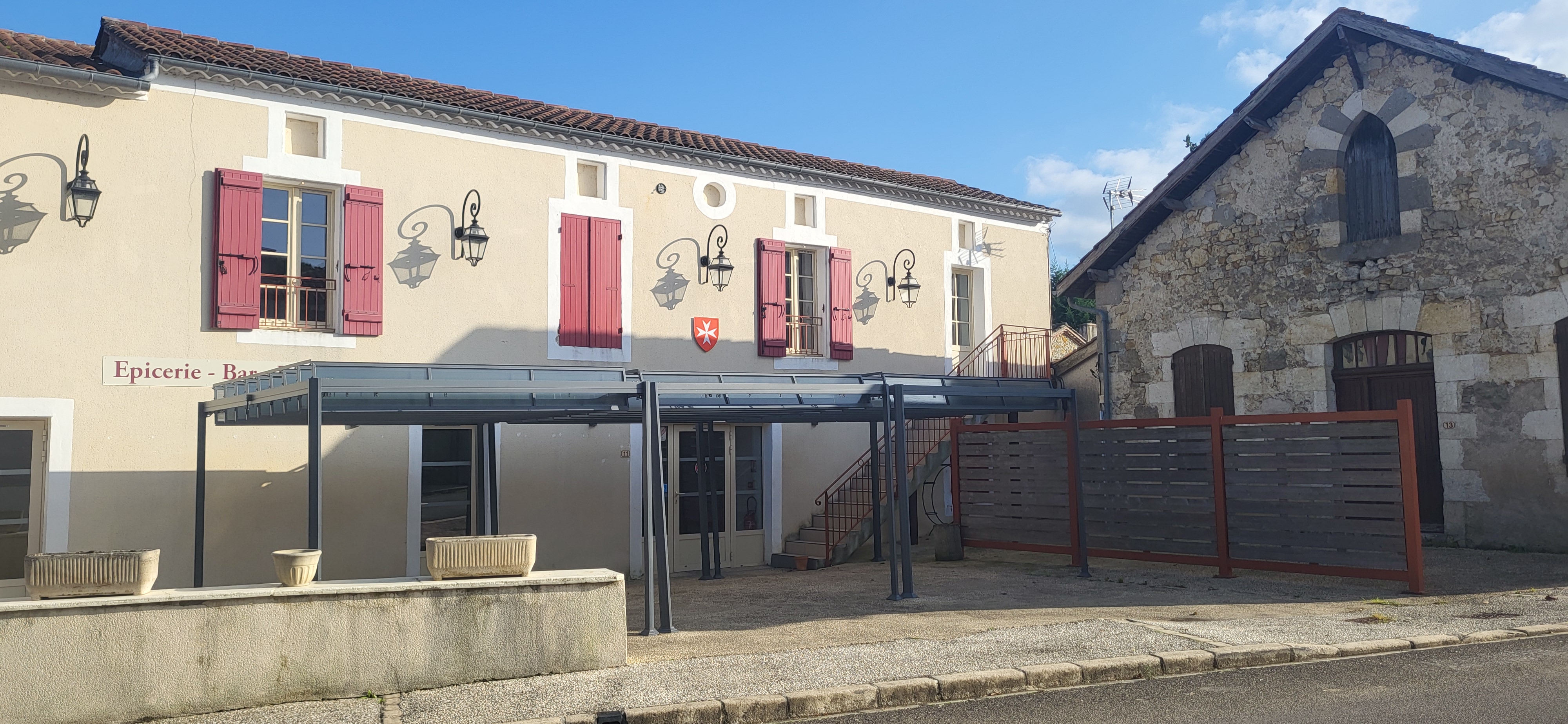 Bar/restaurant d'une surperficie de 100 m² au rez de chaussé et 120 m² à l'étage.
Le restaurant dispose d'une terrasse 40 m²
Situé à 18 km d'Agen et de Condom et 13 km de Nérac.
Le loyer du restaurant est de 500 euros HT soit 600 euros TTC.
Un logement de 120 m² attenant au restaurant sera à votre disposition pour un loyer de 500 euros TTC