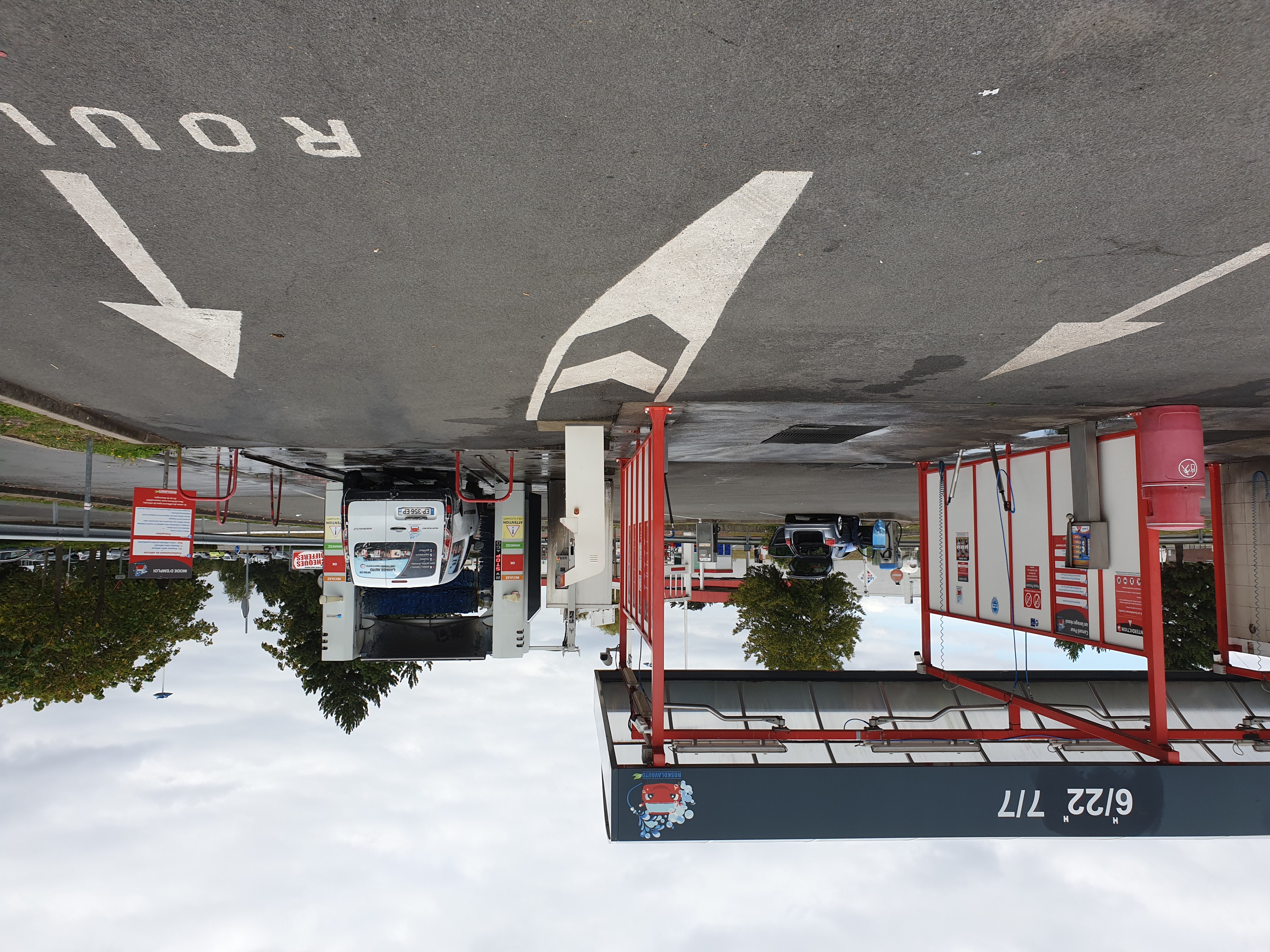 cause retraite, vend station de lavage auto située a proximité d'un centre commercial, et équipée de 4 pistes, 1 rouleau, 5 aspirateurs, 1 gonfleur.