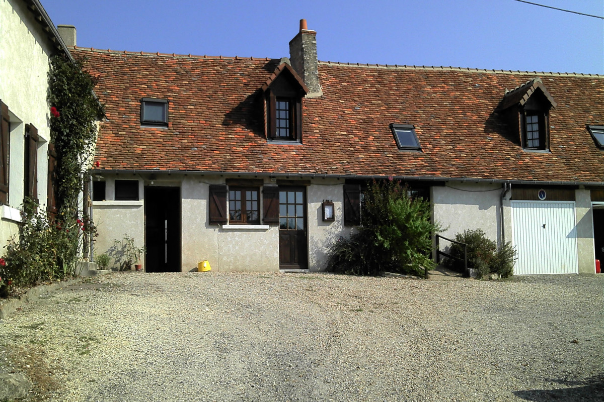 activité de location gîte de 14 personnes avec piscine accessible de l 'intérieur, 5 chambres dont 1 accessible handicapé, agréé clévacances, site sur réseau bienvenue à la ferme, et plus de photos sur Berry province.Cela fait 20 années que nous exerçons.