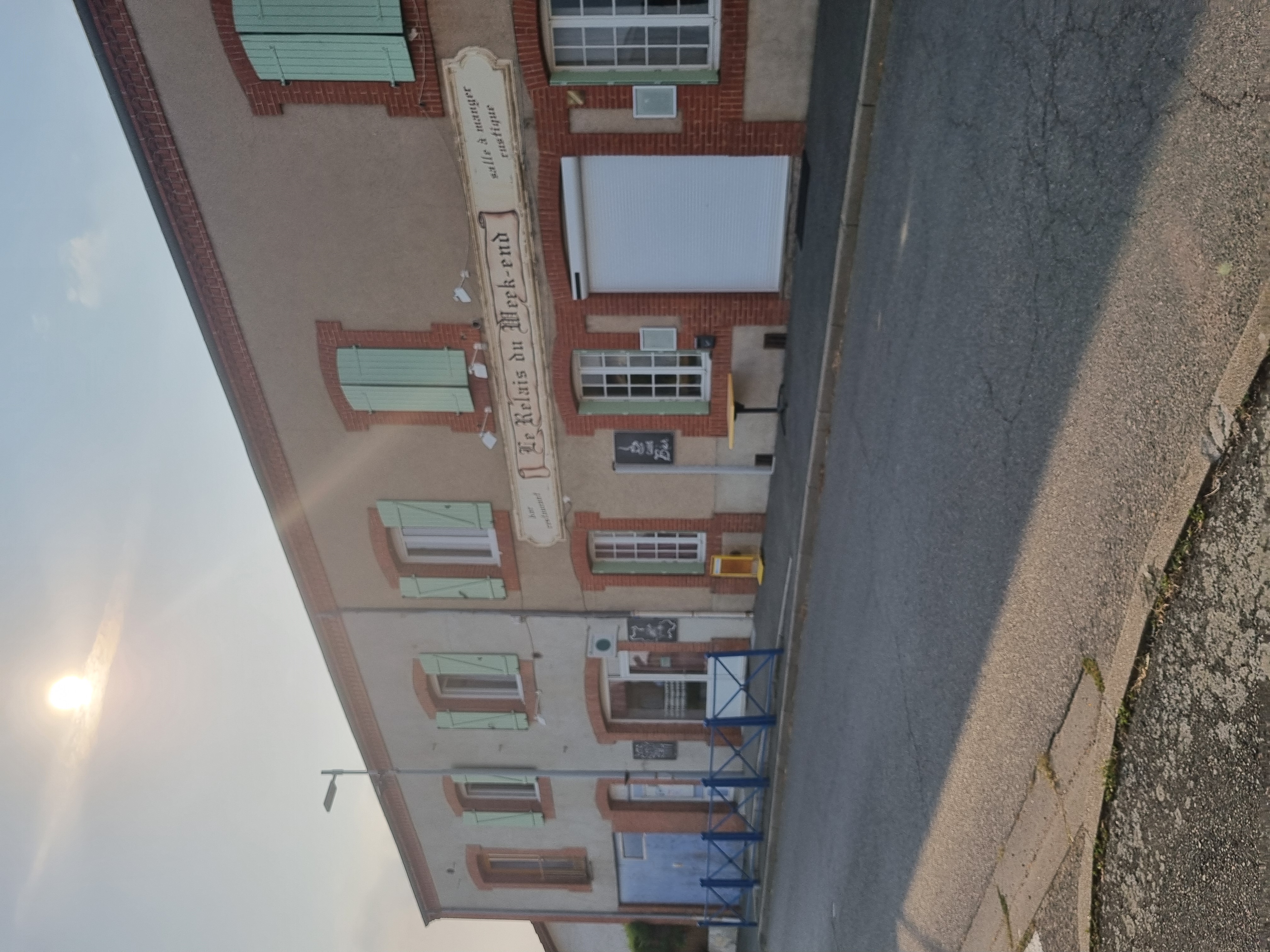 Bonjour 

Je vend mon fond de commerce 
Qui comprends un bar ,épicerie et restaurant pour 50000 euros .
Licence 4
Ainsi que les murs avec un appartement 200000 euros.

Total m2 de l'établissement 485 m2 
Avec cours et garage. 

Je souhaiterai vendre la totalité