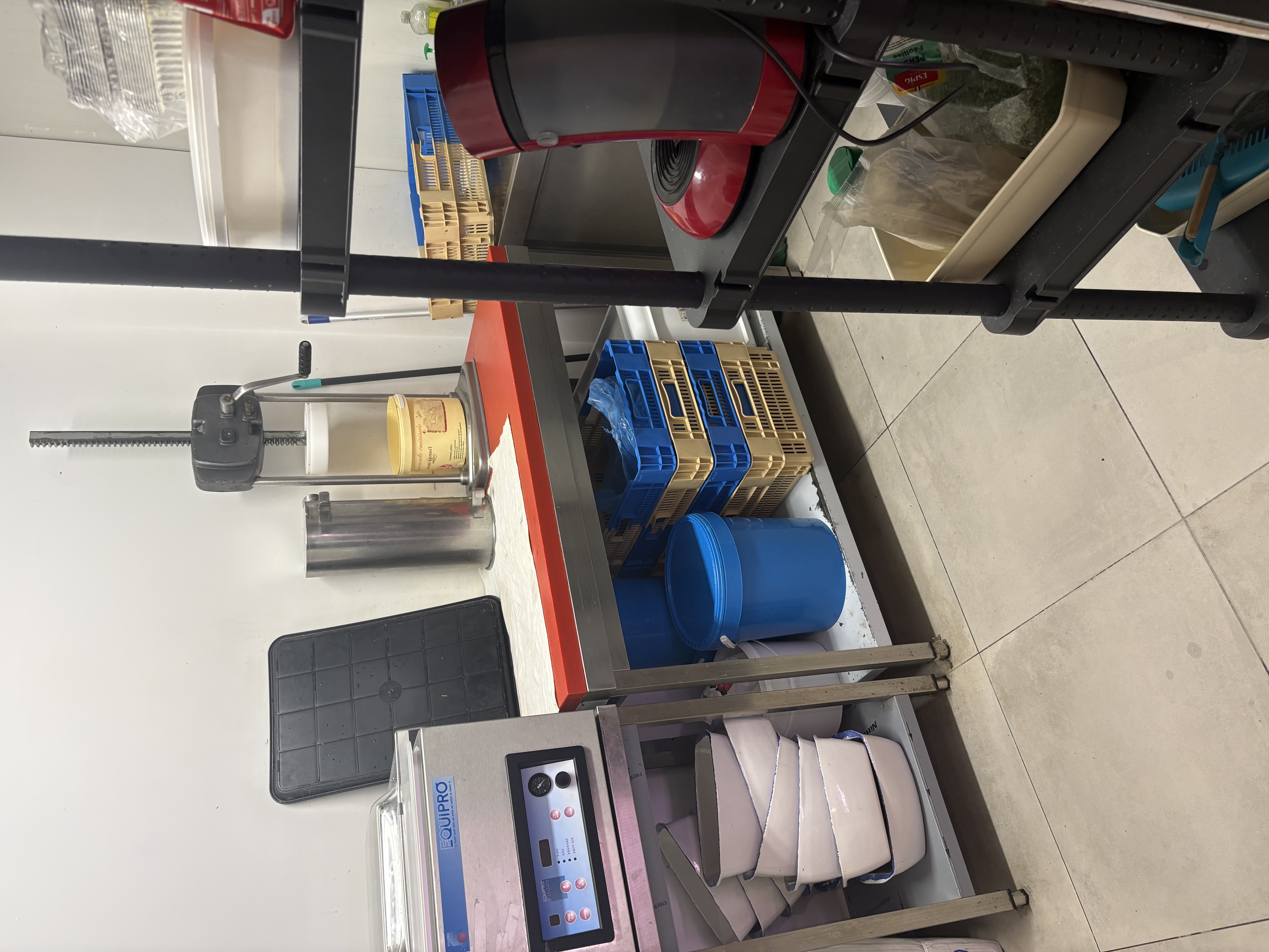 Petite boucherie a saisir, idéalement située sur un axe passant, stationnement aisé à proximité, facilitant l'accès à une clientèle locale fidèle ainsi qu'à une clientèle touristique en pleine croissance et chiffre a développer. 
Petit loyer 580€ ht 
Belle opportunité pour un professionnel passionné avec un fort pouvoir de développement sur le traiteur car forte demande mais aussi que sur la rôtisserie absente aujourd'hui.
Bail 3/6/9 
Matériel en parfait état, pas de salariés à reprendre. 
2 Jours de fermeture semaine, lundi et jeudi.
4 semaines de vacances l’année dernière 
CA de novembre 2024 à novembre 2025, 355 000€..
Prix 95000€ net vendeur hors frais d’agence.