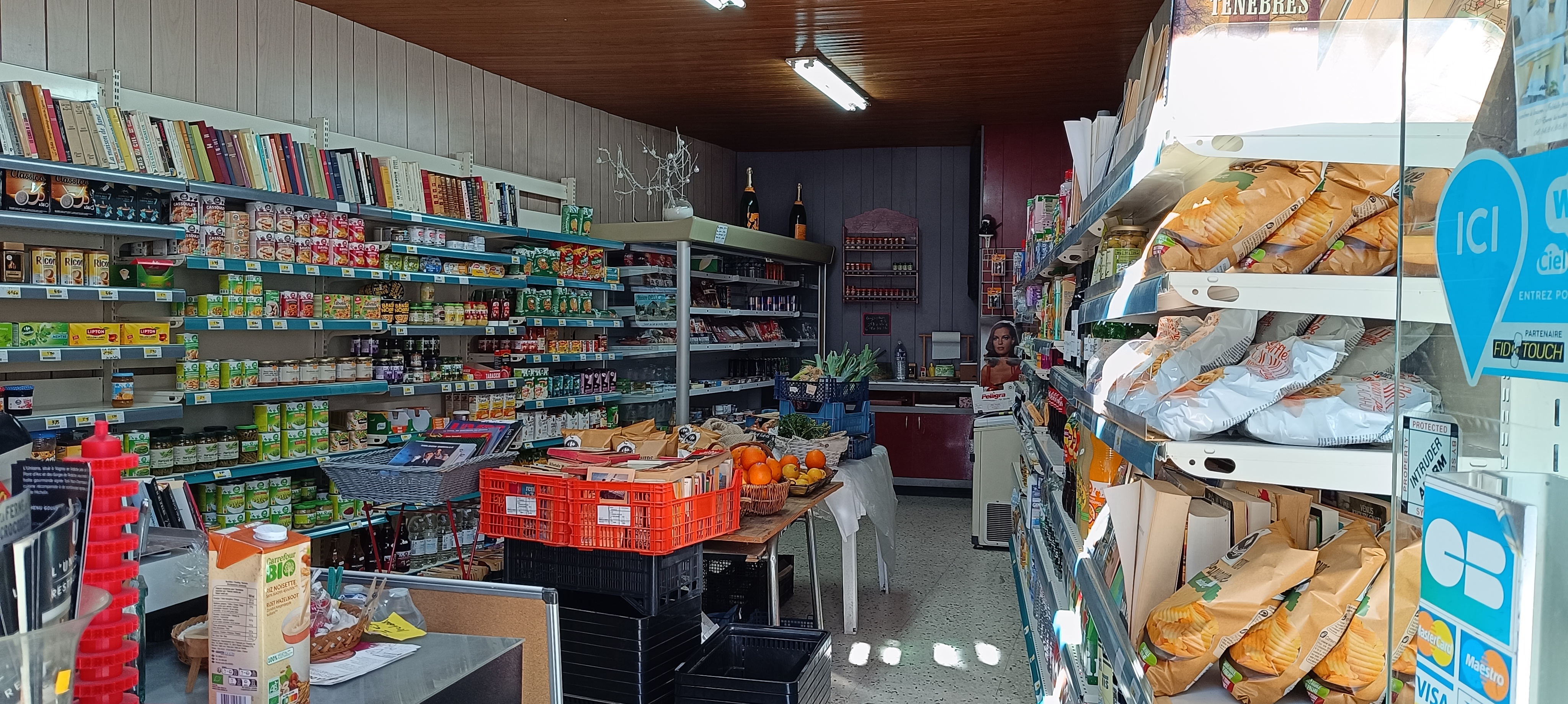 À VENDRE - FONDS DE COMMERCE 
—----------------------------------------
9 PLACE JOSEPH COMTÉ 30430 BARJAC

Épicerie « VIVAL » située en plein coeur du village de Barjac. Emplacement idéal pour fidéliser aussi bien une clientèle locale que touristique, notamment en période estivale

Épicerie Familiale et de village depuis 1966
Recettes régulières
Surface de vente de 56m² + Cave et Chambre Froide 
40 000 €

Fonds de commerce à vendre en prévision d’un départ à la retraite au printemps 2026.

Visites possibles dès maintenant en me contactant par téléphone au 0466245080 ou au 0475882403 ou en venant en discuter directement sur place à l’adresse suivante 9 Place Joseph Comté 30430 Barjac.