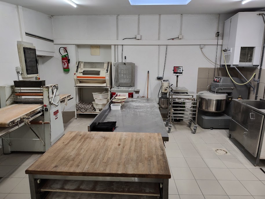 Cause retraite, vend boulangerie pâtisserie, chocolaterie artisanale, centre ville, axe principal, parking, à Saint Florent sur Cher, 10 kms de Bourges. Ville de 6500 habitants et deux boulangeries. Façade de dix mètres, espace client spacieux.
Deux salariés, une vendeuse et madame, 5 semaines de fermeture. 
Logement cuisine, SAM, salon, deux chambres, SdBain, bureau. Tous commerces et écoles à proximité. Après 11 années passées et 50 ans de carrière, il est temps pour nous de passer le flambeau.
Futurs repreneurs soyez ambitieux, courageux et volontaires, c'est beau de s'exprimer et fabriquer ce dont on a envie. 
 C.A. 300 000 €. Matériel bon état, four, pétrin, diviseuse 10 ans.
Sauvez notre commerce cardans un avenir proche ce sera une fermeture définitive  et comme je vous l'ai dit 6500 habitants et deux boulangeries, il y a de quoi travailler
Faute de repreneur l'affaire sera placée en liquidation et le matériel vendu