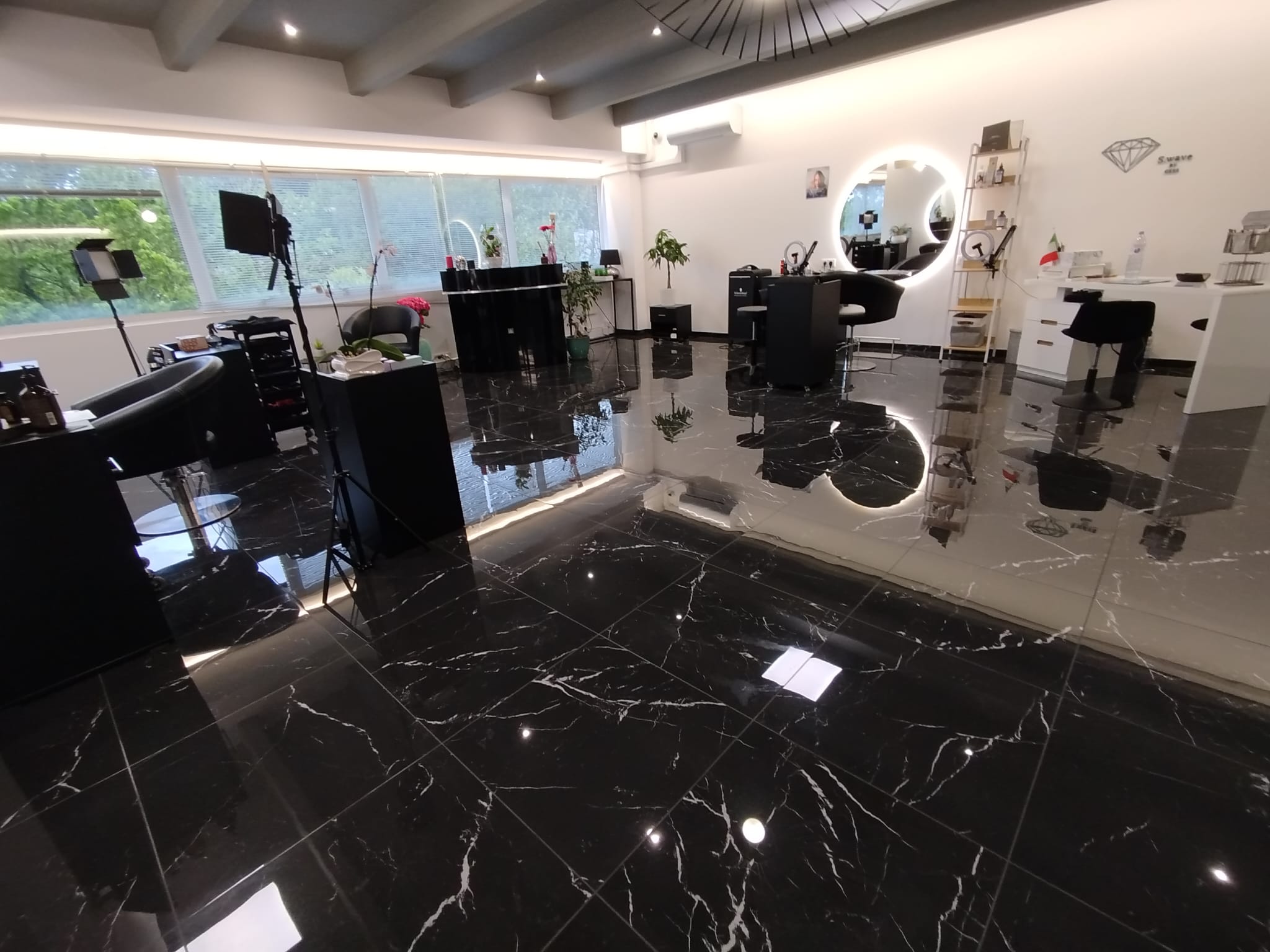 Location pure – Un local commercial de 147 m²
Idéal profession libérale, cabinet, showroom ou espace de coworking
Découvrez ce grand local commercial traversant d’une surface de 147 m², refait à neuf, situé dans un immeuble mixte bureaux/commerces avec ascenseur.
Ce bien bénéficie d’une excellente luminosité naturelle grâce à ses grandes baies vitrées, d’un environnement calme, d’une climatisation intégrée, et de nombreuses places de parking gratuites à proximité.
Répartition des espaces :
 3 bureaux équipés de climatisation réversible
 1 grande salle avec 2 climatisations professionnelles
 1 salle moyenne
 1 petite salle
 1 espace entrée / accueil
Caractéristiques principales :
 Surface totale : 147 m²
 Local traversant  très lumineux
 Climatisation réversible et équipements professionnels
 Ascenseur
 Locaux modernes et entièrement rénovés
 Environnement professionnel dynamique : commerces, restaurants, supermarché, hôtel, professions libérales
 Zone stratégique entre Vence, St Jeannet, La Gaude, Gattières, Cagnes-sur-Mer et Saint-Laurent-du-Var
Conditions financières :
 Loyer mensuel : 2 400 euros HT HC
 Charges mensuelles : 290 euros
 Dépôt de garantie : 1 mois de loyer HT
 Honoraires à la charge du locataire : 2 mois de loyer HT
 Frais de rédaction du bail : 650 euros HT
Localisation idéale pour développer votre activité dans un secteur en plein essor, avec une visibilité optimale et une clientèle variée.
Disponibilité à partie du 1er janvier 2026.