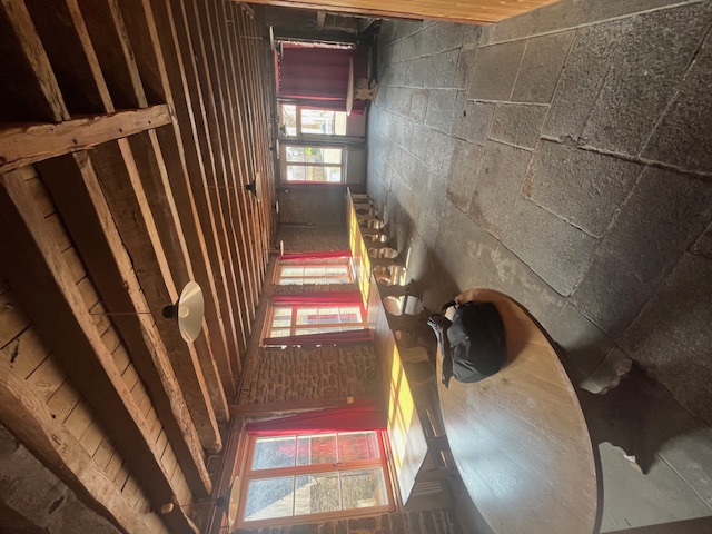 La commune de Val-Couesnon propose à la location un local commercial et un logement situé à La Fontenelle, précédemment occupé par un restaurant, idéalement situé au cœur du bourg. 

La mairie recherche un porteur de projet motivé pour redonner vie à ce commerce essentiel à l'animation du village.

Le local
·	Ancien restaurant en état, prêt à redémarrer une activité –  319 m² (annexes comprises (garage, stockage, labo et salle de restauration)
·	Bâtiment patrimonial - année construction 1870
·	Équipements déjà en place : cuve à fioul, hotte, cheminées, four à bois, chambre froide, plans de travail et bar
·	Pas d'autre matériel de production installé (four traditionnel, plaques, hotte à prévoir selon le projet)
·	Local classé ERP aux normes
·	Accessible PMR
·	Logement traversant à l'étage : 82,80 m², comprenant salon-cuisine, 3 chambres, salle de bain, WC, buanderie, dégagement et balcon (combles non aménagés en complément) – 
·	Restaurant et logement loués en l'état
·	Logement : possibilité de faire de l’hébergement de type Gîtes – activité commercial

Stationnement & extérieur
·	Une 20aine de places de parking à proximité (parking propriété de la mairie)
·	Restaurant : possibilité d'installer une terrasse sur le domaine public, avec l'accord de la commune

Conditions de location
·	Bail dérogatoire de 3 ans
·	La commune reste propriétaire du bâtiment
·	Loyer restaurant : 600 € / mois HT, hors charges
·	Zonage France Ruralité Revitalisation : exonération fiscales et sociales
·	Loyer logement (si occupé) : 250 € / mois HT, hors charges
·	Charges et abonnements (eau, électricité, etc.) à la charge du locataire - charges : entre 1 240 € et 1 710 € par an (DPE – D) / chauffage électrique

Type d'activité recherché
La commune souhaite prioritairement retrouver une activité de restauration (traditionnelle, crêperie, brasserie...), mais reste ouverte à d'autres projets complémentaires (multi services), l'objectif étant de conserver ce bâtiment comme un commerce vivant au service des habitants.

Licence IV : une licence de débit de boissons de 4ème catégorie, propriété de la commune, peut être mise à disposition dans le cadre du bail.

·	Pas d'exigence imposée sur les jours et horaires d'ouverture (créneaux choisis pertinents et adaptés à la vie du village). Les élus attendent que le porteur de projet soit à l’écoute des clients et force de propositions. Toute initiative favorisant l’animation, la convivialité du centre-bourg sera appréciée.

Les personnes intéressées :
–	ont la possibilité d’organiser une visite du local ou demander plus d’informations hors 2ème quinzaine d’août (congés d’été) 
–	doivent impérativement retourner la fiche information remplie avant le 30 septembre 2026. A demander auprès des contacts indiqués dans l’annonce.