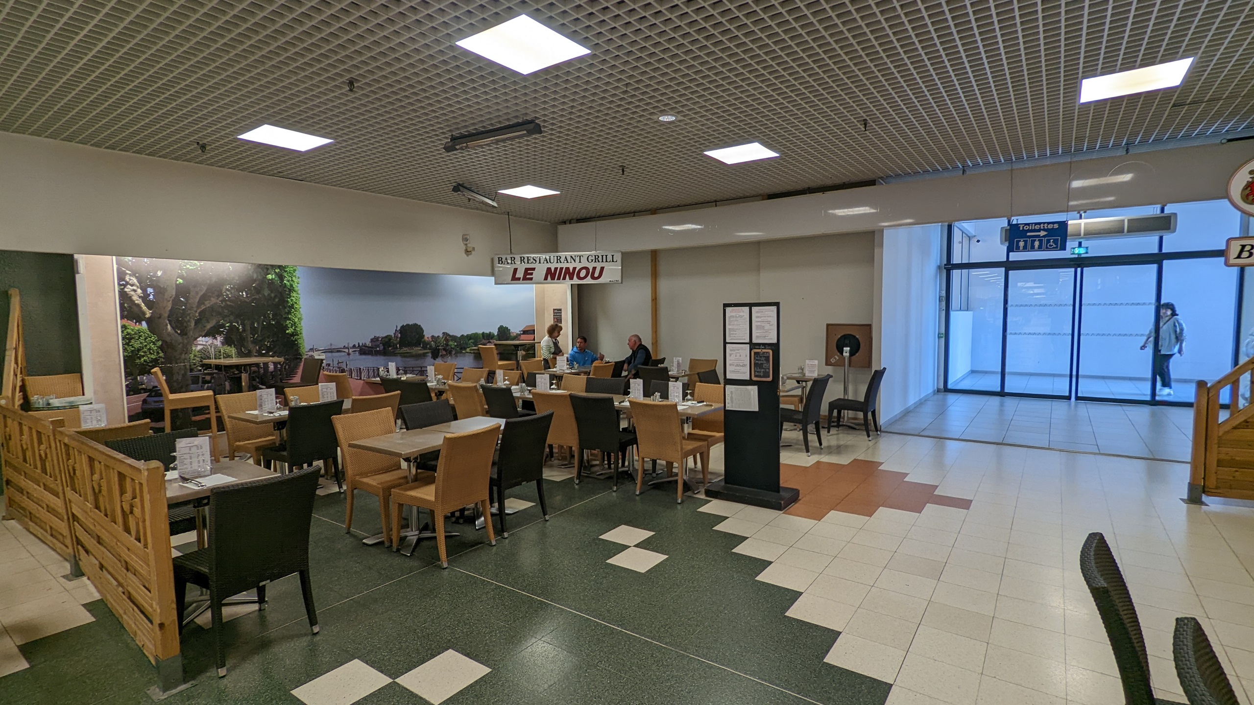 À REPRENDRE – Restaurant Café en Galerie Commerciale à Chalon-sur-Saône
Implanté depuis 2008 dans le centre commercial Chalon Nord, cet établissement traditionnel (Licence IV) affiche un CA de 248.000€ (+30% sur 2 ans) avec une répartition équilibrée entre café et restauration.
•	Emplacement stratégique : À 500 m de l'A6 et d'un parc économique de 300 entreprises, dans un pôle urbain de 100 000 habitants.
•	Atouts commerciaux : 70 couverts (salle + terrasse à l’intérieur de la galerie, exploitée toute l’année), clientèle locale et de passage, nombreux commerces complémentaires (Intermarché, carburant, bornes électriques, …), service uniquement le midi car horaires d’ouverture de la galerie 8h30 à 20h00 tous les jours
•	Potentiel de développement : Galerie en croissance (investissements récents), possibilité d'introduire des animations FDJ, salon de thé ou restauration rapide.
•	Conditions : Fonds de commerce à 45.000€ (vente des murs possible) – La cuisine sera partiellement à équiper – accompagnement proposé