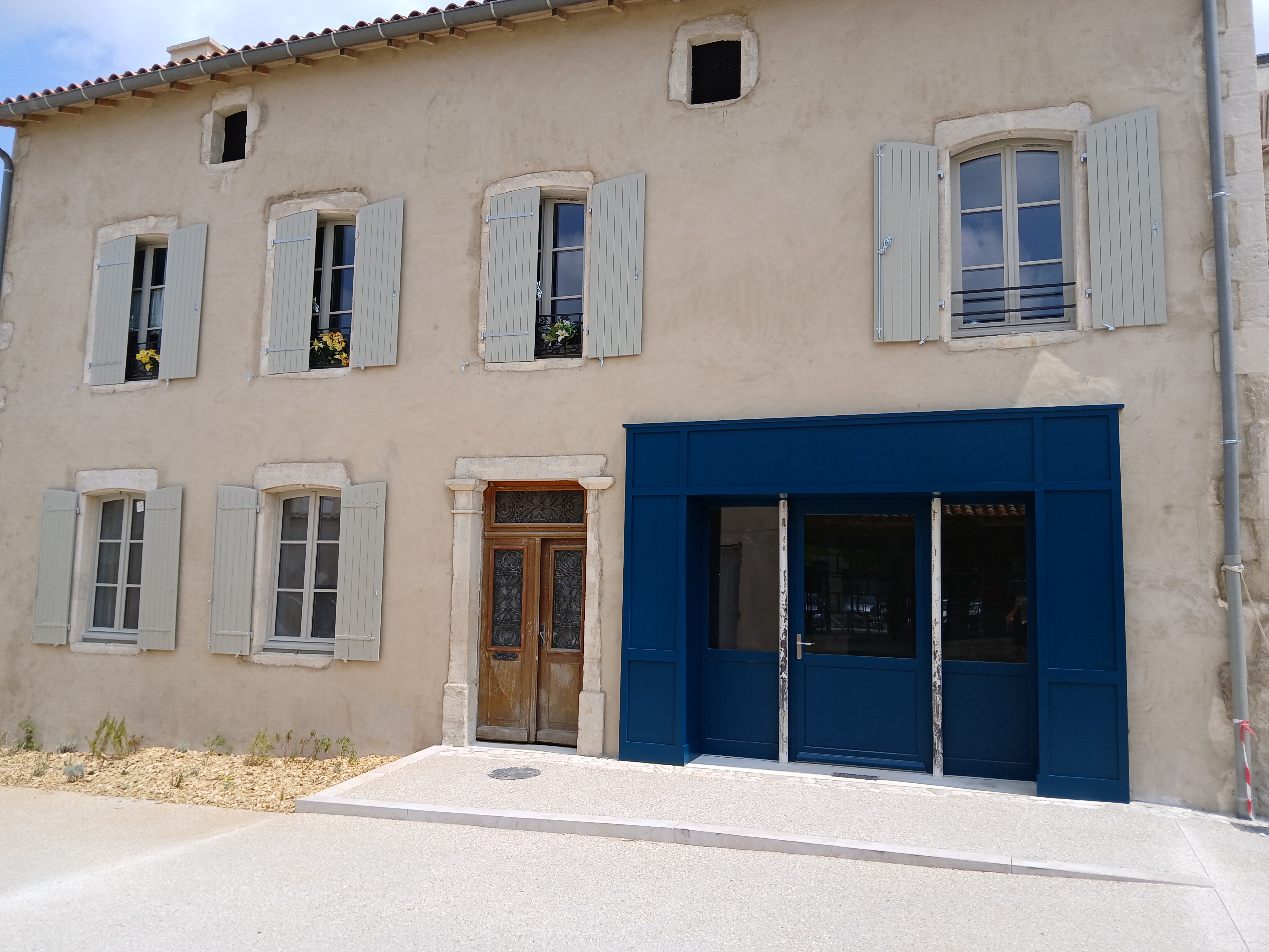 En centre-ville de Chef-Boutonne, Petite Cité de Caractère (Sud Deux-Sèvres, à 15 mn de la Nationale 10), un local commercial, situé en rez-de-chaussée, possède une superficie de 126 m² de plain-pied, comportant 3 pièce :
-Une pièce disposant d’une vitrine et d’une porte vitrée ouvrant sur le Passage des halles ; 
-Une pièce contigüe à la première disposant de deux fenêtres donnant sur le Passage des halles ;  
-Une pièce contigüe à la première, disposant d’un accès à une cave ainsi que d’un accès à la cour intérieure. 
Local situé en face des Halles et de la place centrale de la ville, au cœur d'un Ilot urbain nouvellement restauré.
Local commercial brut de béton en location bail, mitoyen avec deux autres cellules commerciales.
Libre immédiatement.