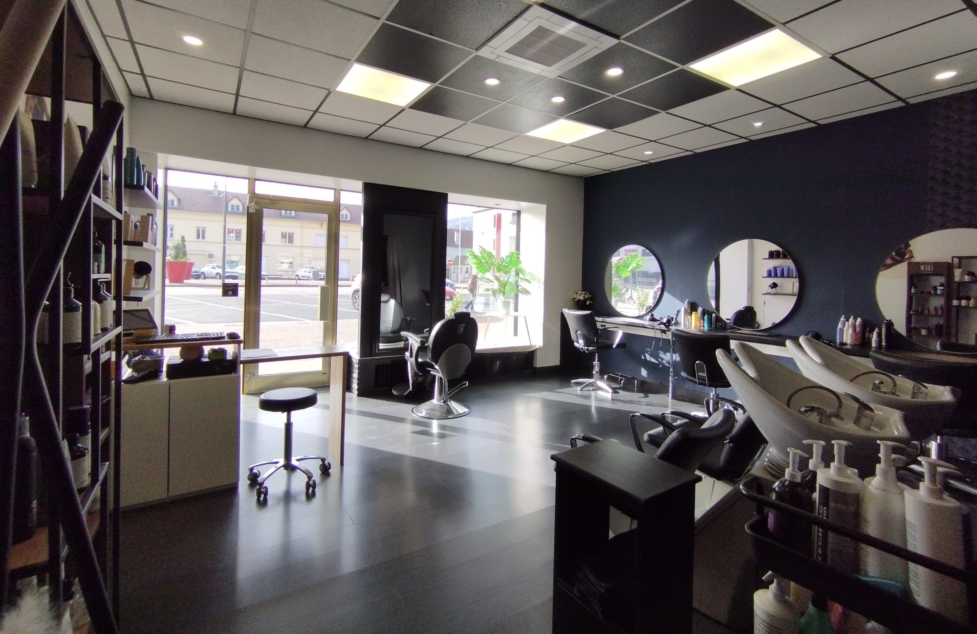 Salon implanté sur un axe principal, à proximité immédiate, d’autres commerces et services… 
Stationnement assuré et gratuit. 
Bonne notoriété.

Espace femme et espace barbier. 
Rénové en 2024, beau volume. 

Local professionnel de 49 m2, comprenant;

•Une grande réserve avec un sèche linge, une machine à laver, un micro-onde, un frigo, un équipement de matériel complet pour travailler (tabourets, climason, tablettes,…).
•Un toilette avec lave-main.
•Une Clim réversible Professionnelle installée en 2022. 
•Bail commercial de 590,69€ mensuel charges incluses. 
•2 bacs et 4 postes de coiffage 
•Entièrement équipé avec le matériel en bon état 
•Salon Clé en Main
•Aide possible par la commune