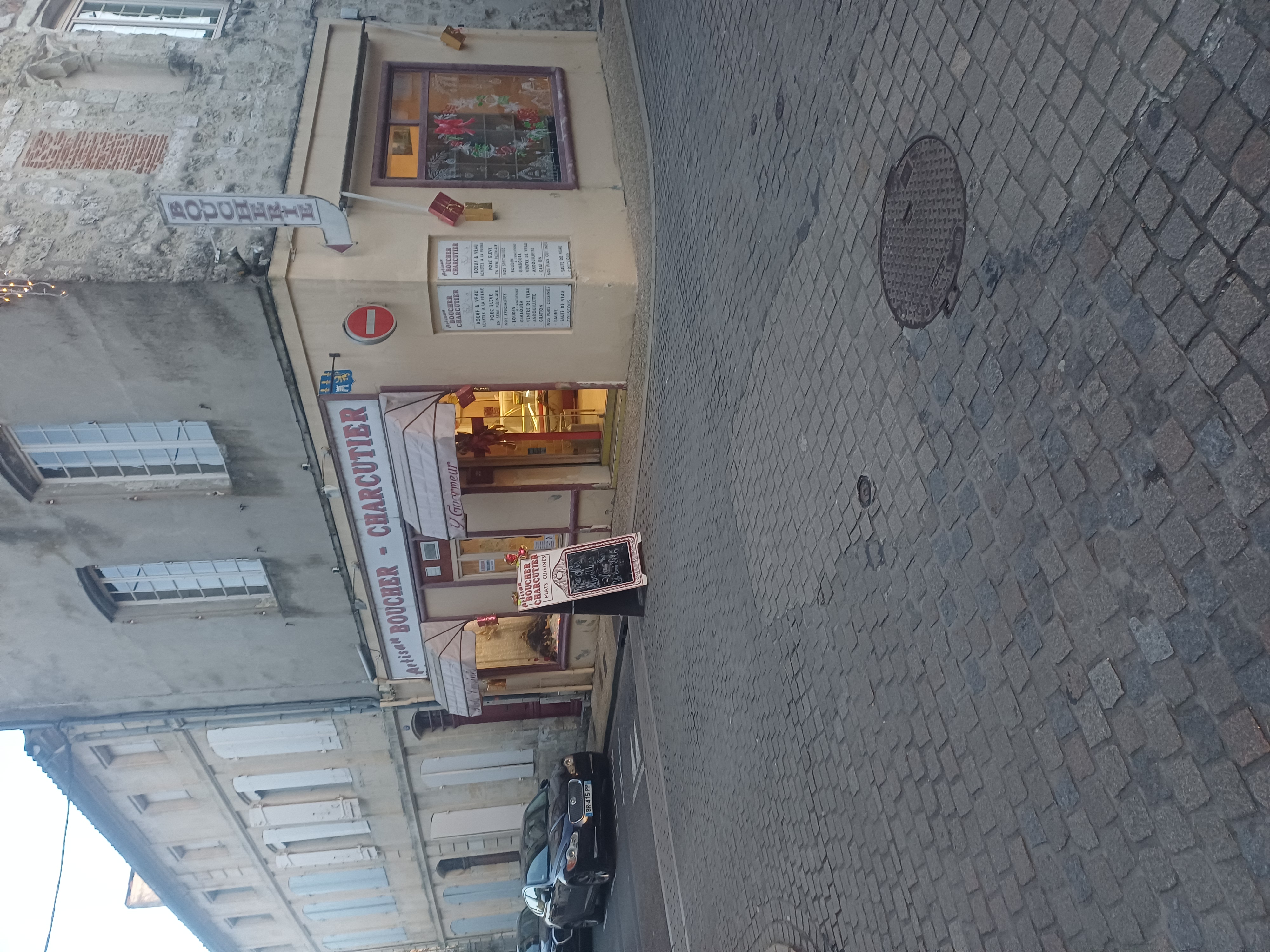 Cause retraite vend boucherie charcuterie pour un couple ou plus  en plein centre du marché le samedi le ca demande qua évoluer