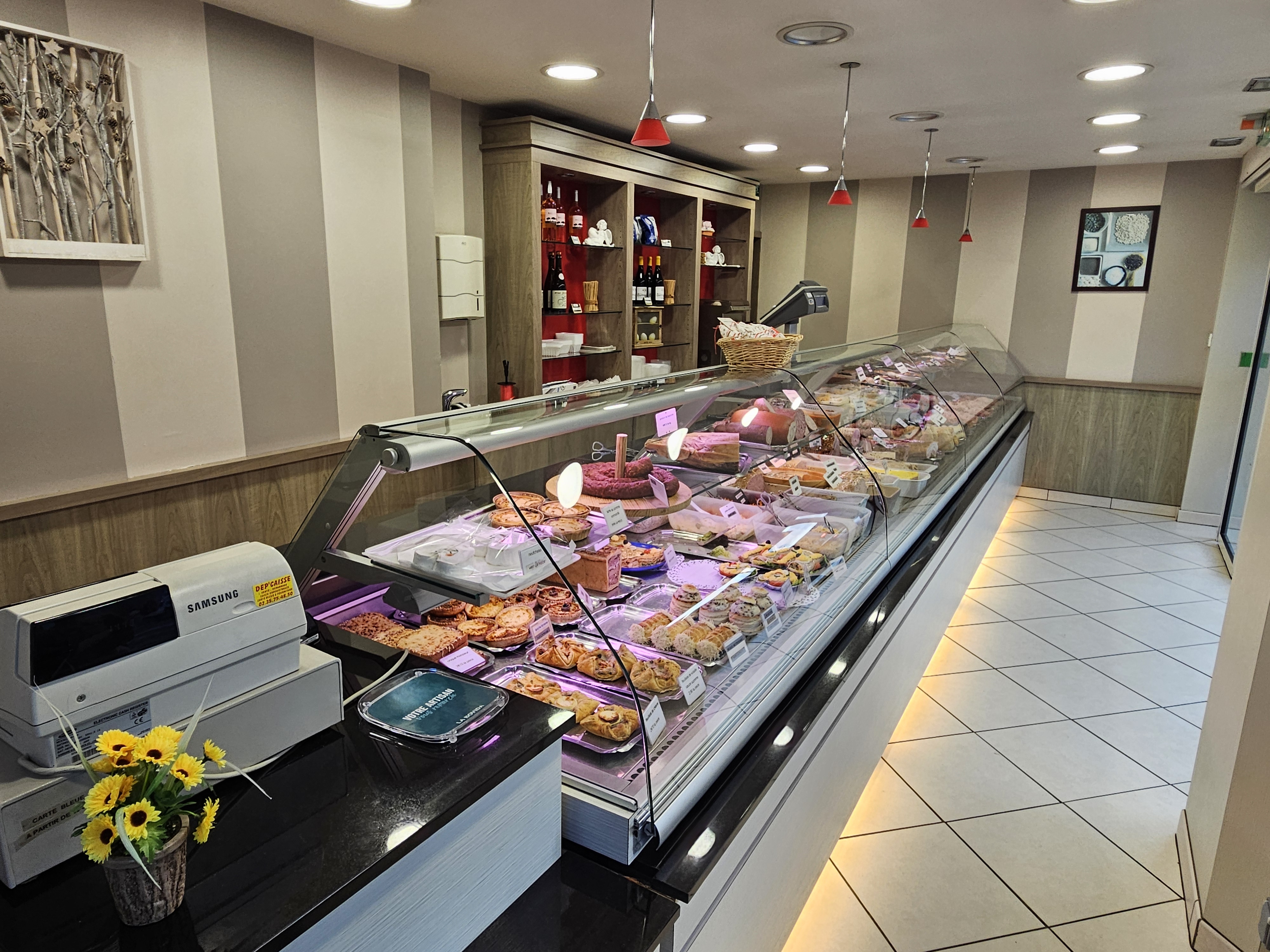 Fond de commerce a vendre. 
Charcuterie traiteur à vendre pour cause de départ à la retraite. 
Installer depuis 29 ans nous avons su fidélisé notre clientèle au fils des années, 

Le magasin dispose d'une superficie totale de 32m² et 55m² pour le laboratoire ainsi que des espaces  de stockage dans la cours et d'un camion frigorifique.

Équipement au laboratoire : 
Fours
Fourneaux 
Marmites 
Etc

Appartement avec bail commercial disposant d'une cuisine aménagée , un séjour et 2 chambres d'un loyer de 680€ par mois