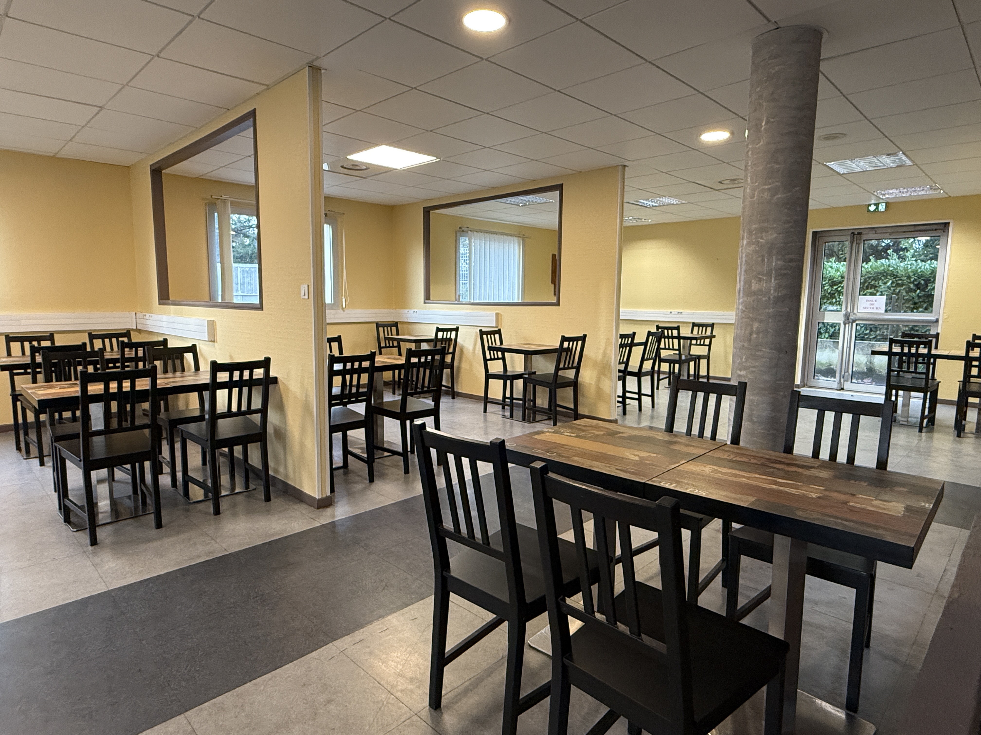 DROIT AU BAIL - PAS DE PORTE d'un Restaurant totalement équipé de 480 m² environ à CADOURS à 35 minutes de Toulouse.

Opportunité rare! Bail commercial de 9 ans incluant l'ensemble du matériel d'exploitation qui sera acquis au terme de 4 années de loyer.
Idéal pour restauration traditionnelle et événementielle.

Le restaurant est répartie sur 2 niveaux et dispose d'un parking privatif et clôturé de 25 places environ. 
Au rdc: la salle de restauration avec bar de 145 m² environ, WC PMR, cuisine totalement équipé en matériel professionnel et de nombreuses réserves (cf plan)
A l'étage de 240 m² environ: possibilité de logement de fonction ou de création d'une salle de privatisation évènementielle.

Loyer: 1600 e HT / mois
Charges: 24 e HT / mois
TF: 5588 e / an

Prix de vente 10 000 euros:
5500 e + 4500 e TTC (3750 e HT) d'honoraire charge ACQUEREUR